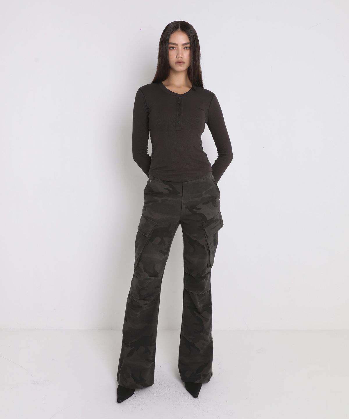 샌드릭(SANDRIC) BOOTCUT CAMO CARGO PANTS_CHARCOAL