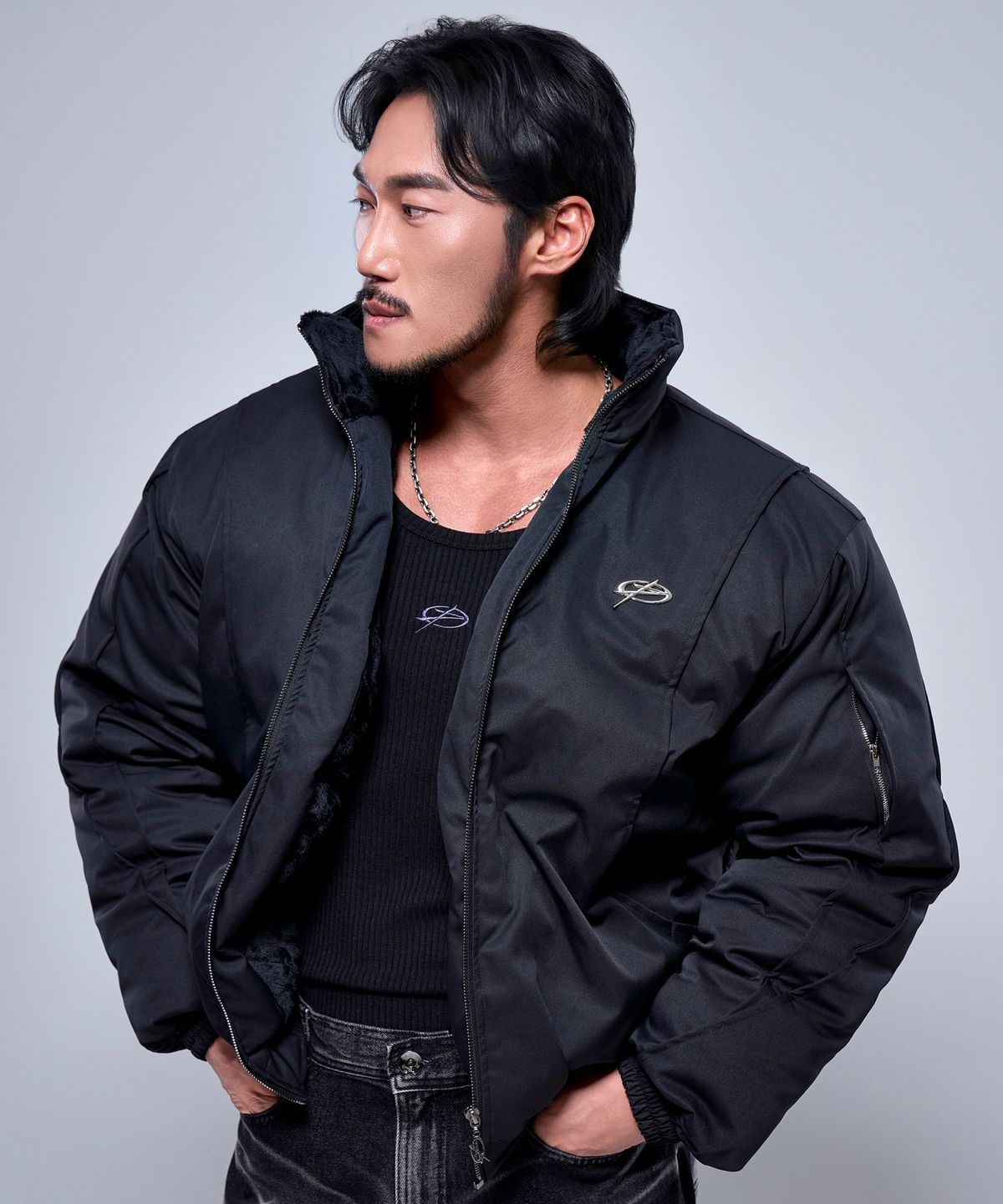 피지컬가먼츠(PHYSICAL GARMENTS) P2591 빅심볼 하이넥 보아점퍼 [블랙]