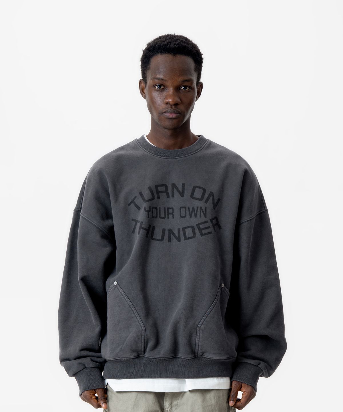 미드업데이트(MIDUPDATE) Front Pocket Sweatshirt_2color
