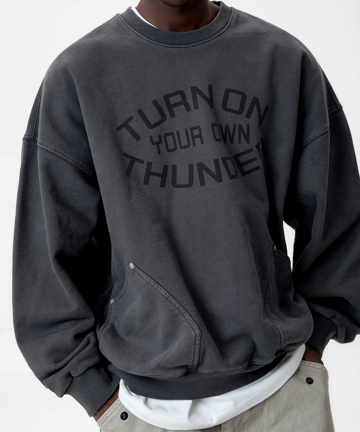 미드업데이트(MIDUPDATE) Front Pocket Sweatshirt_2color