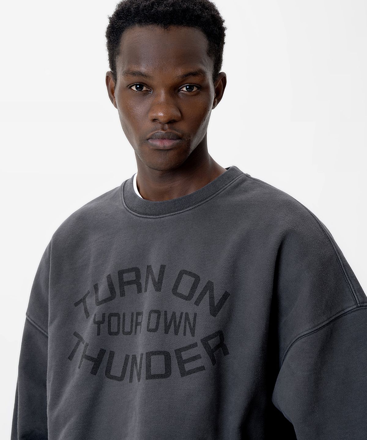 미드업데이트(MIDUPDATE) Front Pocket Sweatshirt_2color