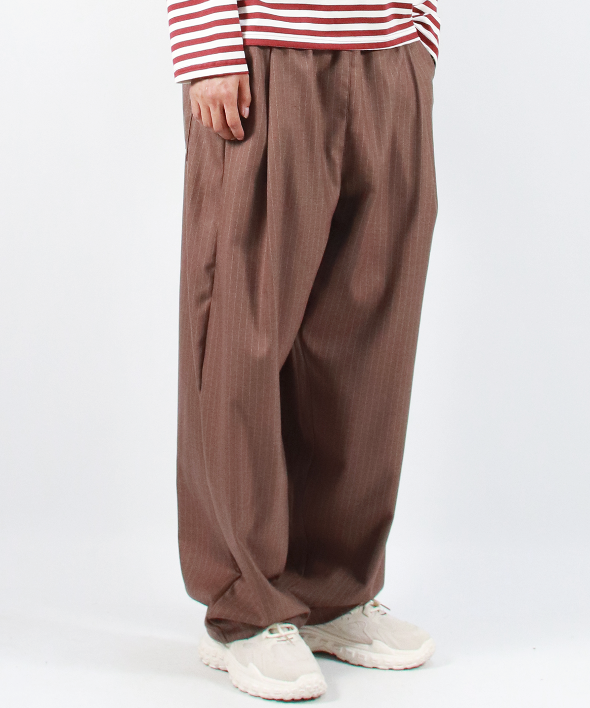 드마크(DEMARC) M STRIPE CHICANO WIDE ONE-TUCK PANTS -Brown
