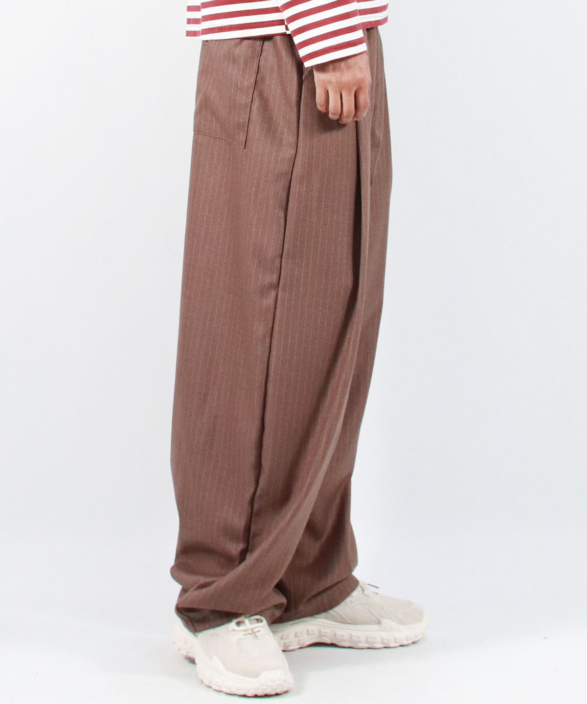 드마크(DEMARC) M STRIPE CHICANO WIDE ONE-TUCK PANTS -Brown