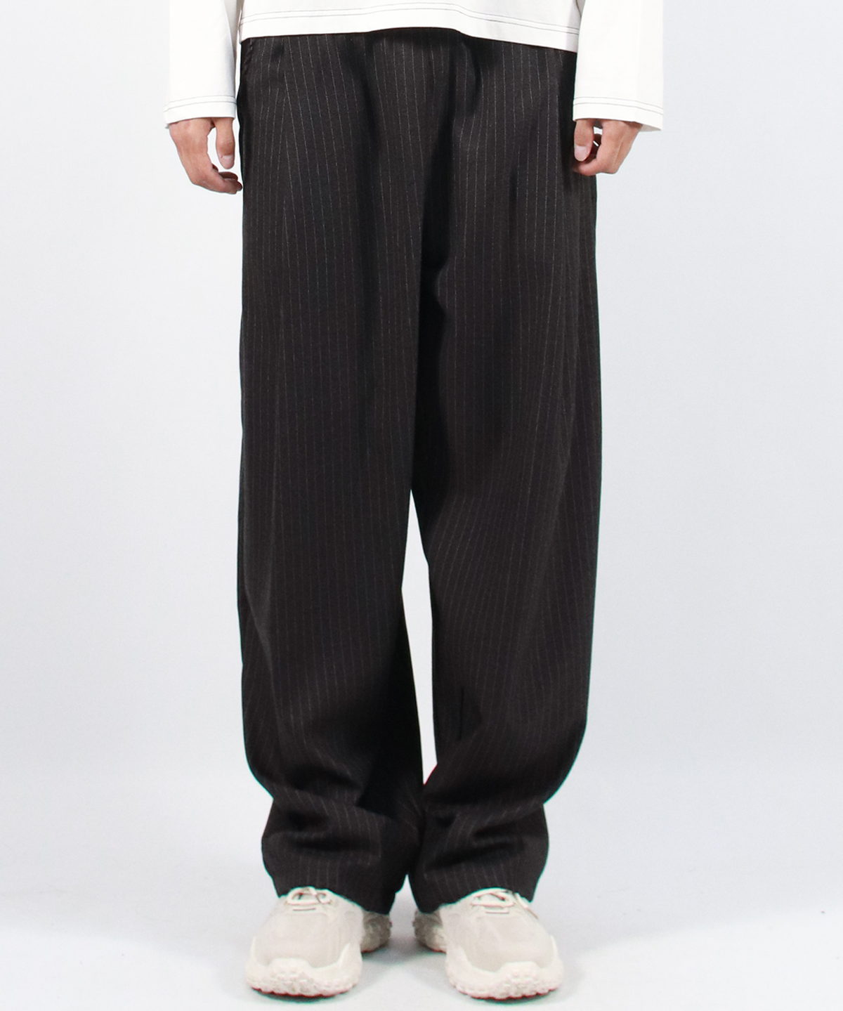 드마크(DEMARC) M STRIPE CHICANO WIDE ONE-TUCK PANTS - deep charcoal