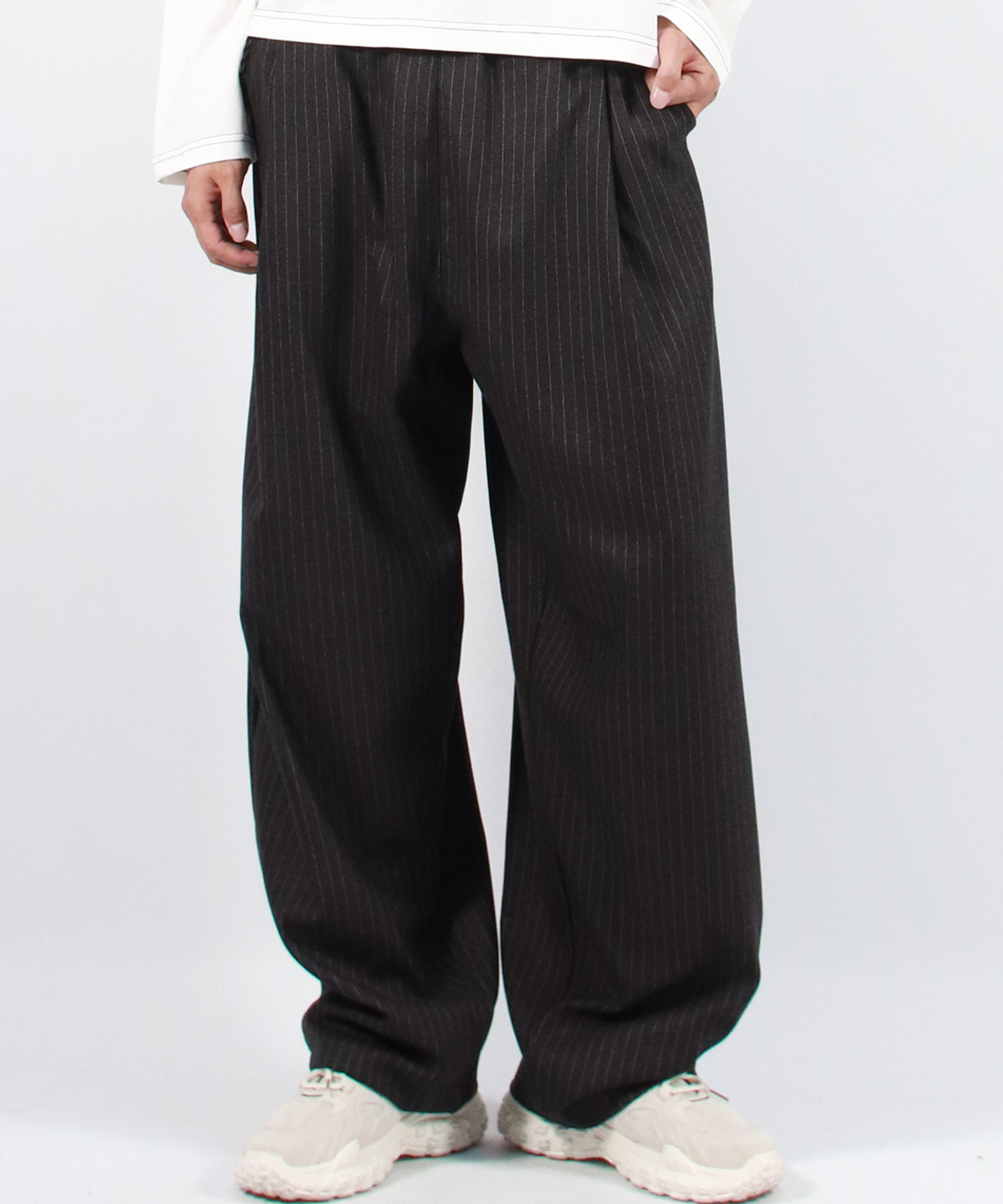 드마크(DEMARC) M STRIPE CHICANO WIDE ONE-TUCK PANTS - deep charcoal