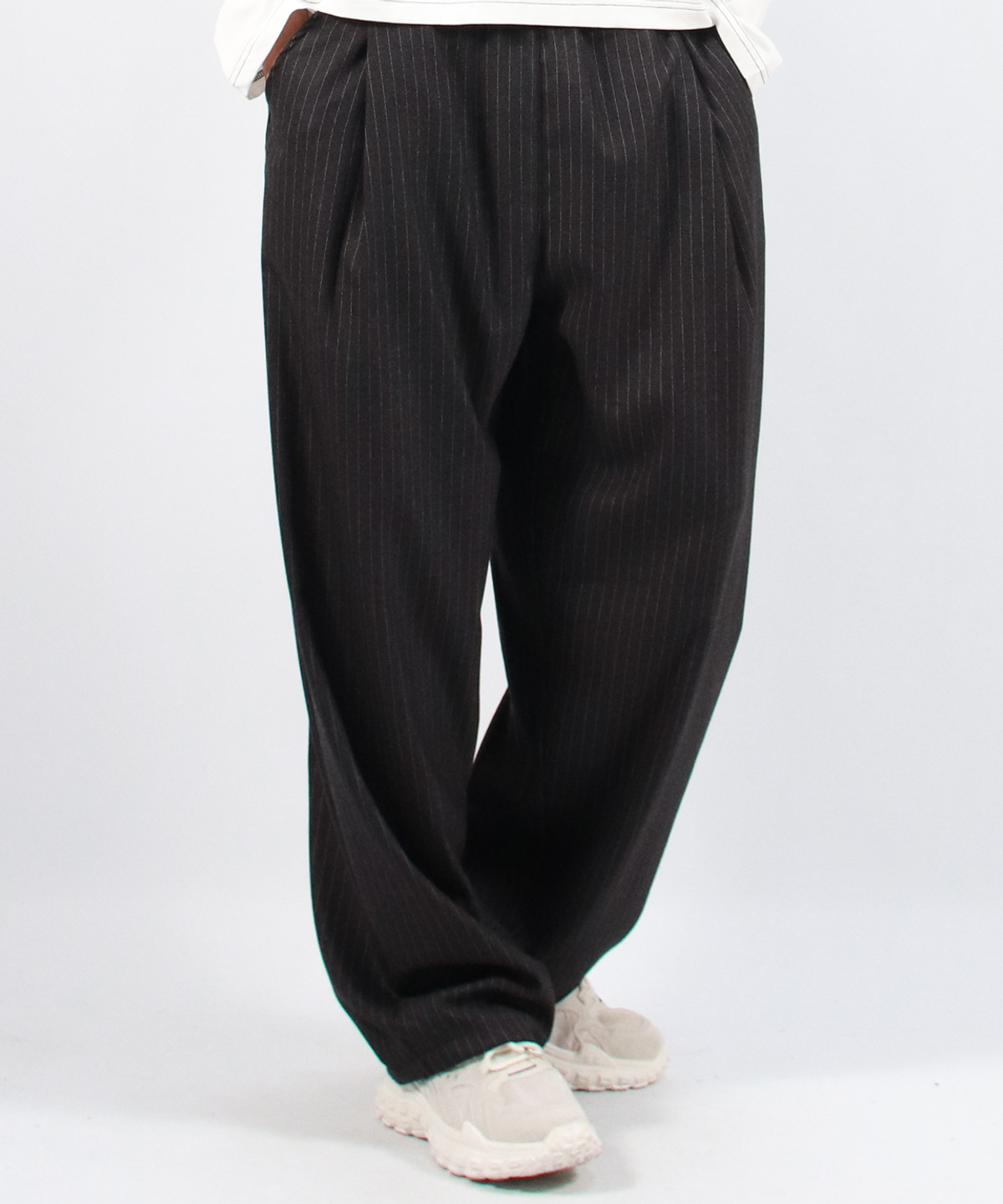 드마크(DEMARC) M STRIPE CHICANO WIDE ONE-TUCK PANTS - deep charcoal