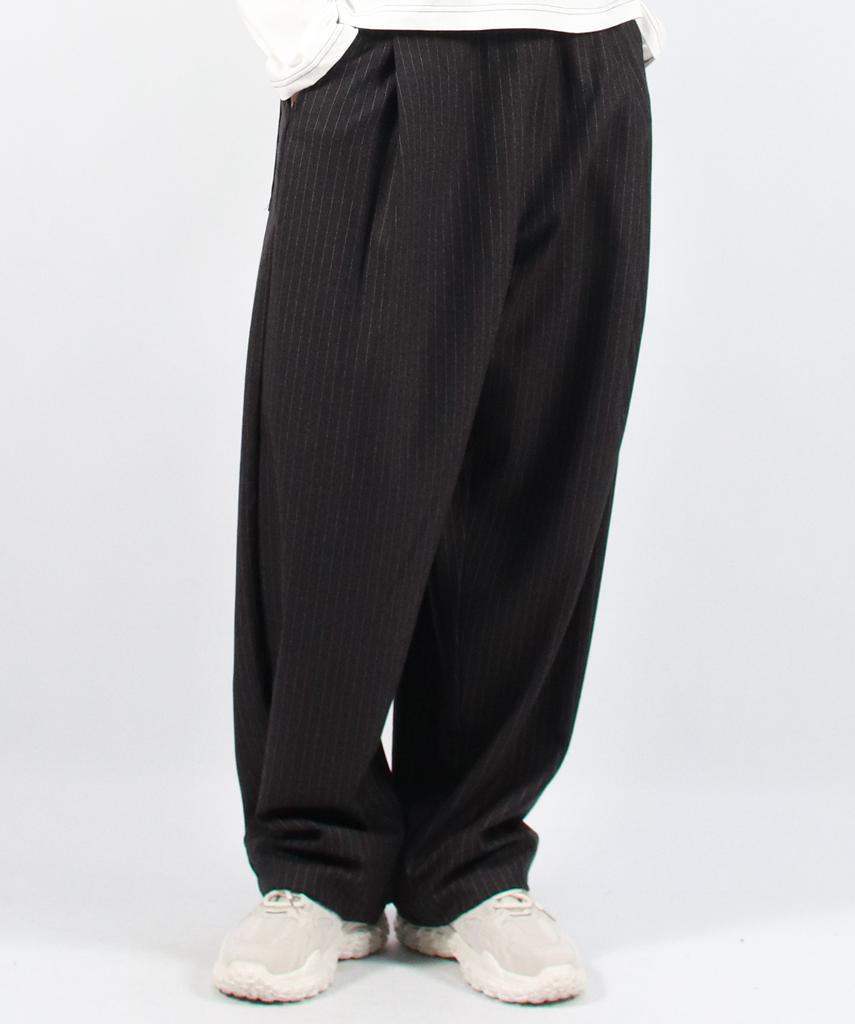 드마크(DEMARC) M STRIPE CHICANO WIDE ONE-TUCK PANTS - deep charcoal