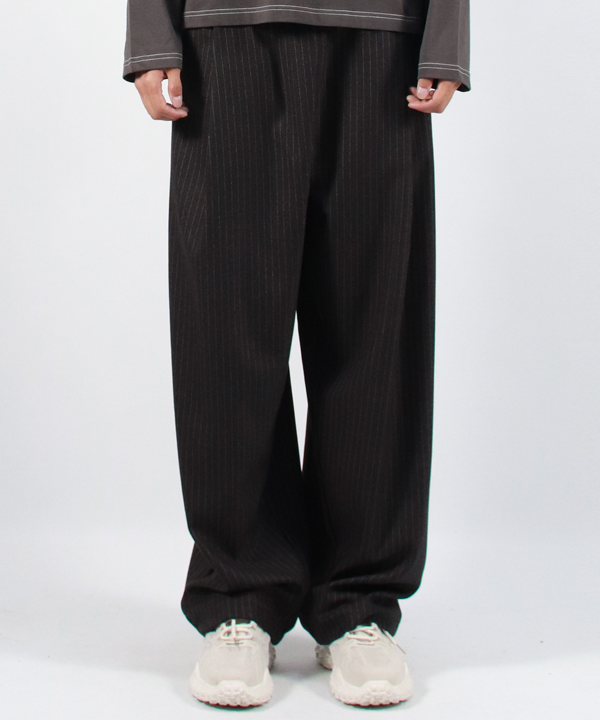 드마크(DEMARC) M STRIPE CHICANO WIDE ONE-TUCK PANTS - deep charcoal