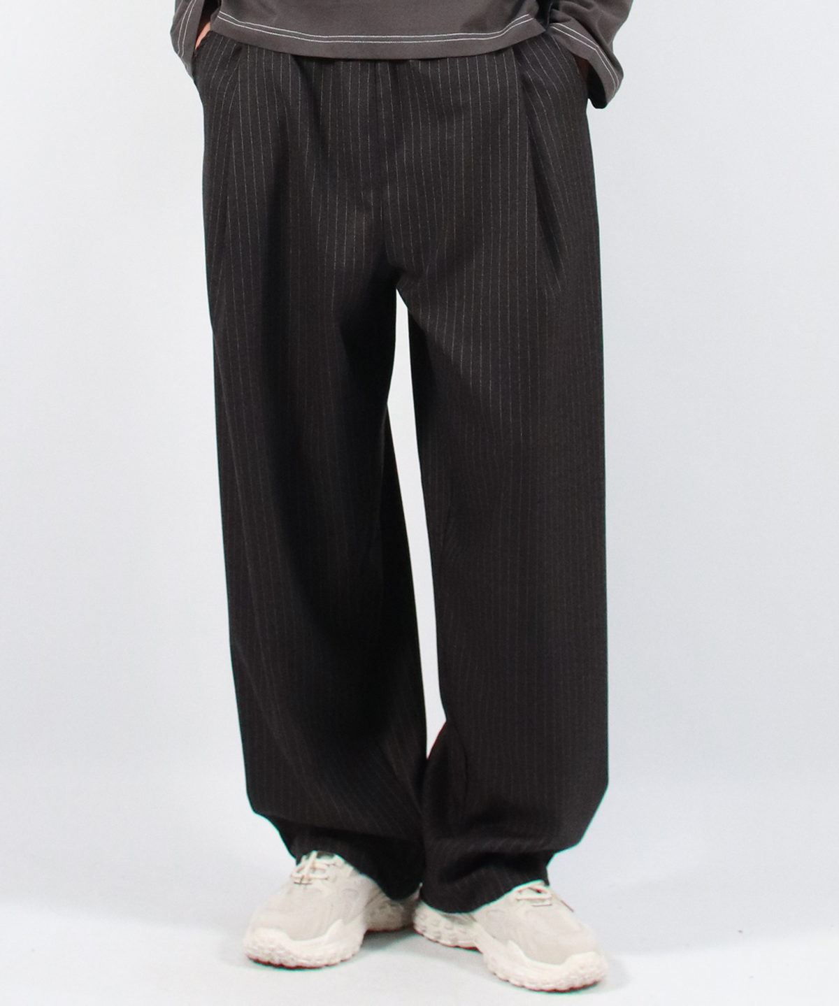 드마크(DEMARC) M STRIPE CHICANO WIDE ONE-TUCK PANTS - deep charcoal