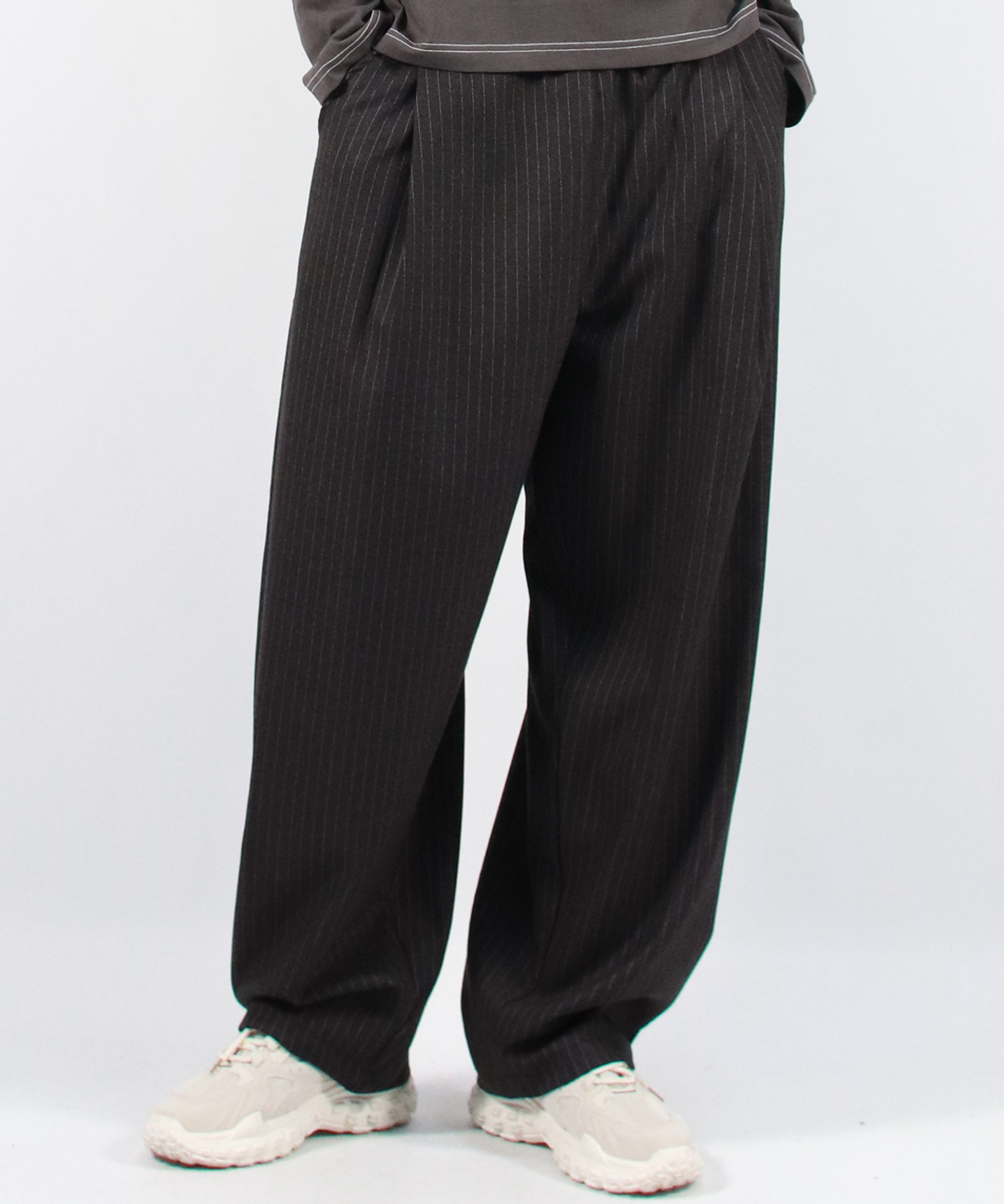 드마크(DEMARC) M STRIPE CHICANO WIDE ONE-TUCK PANTS - deep charcoal