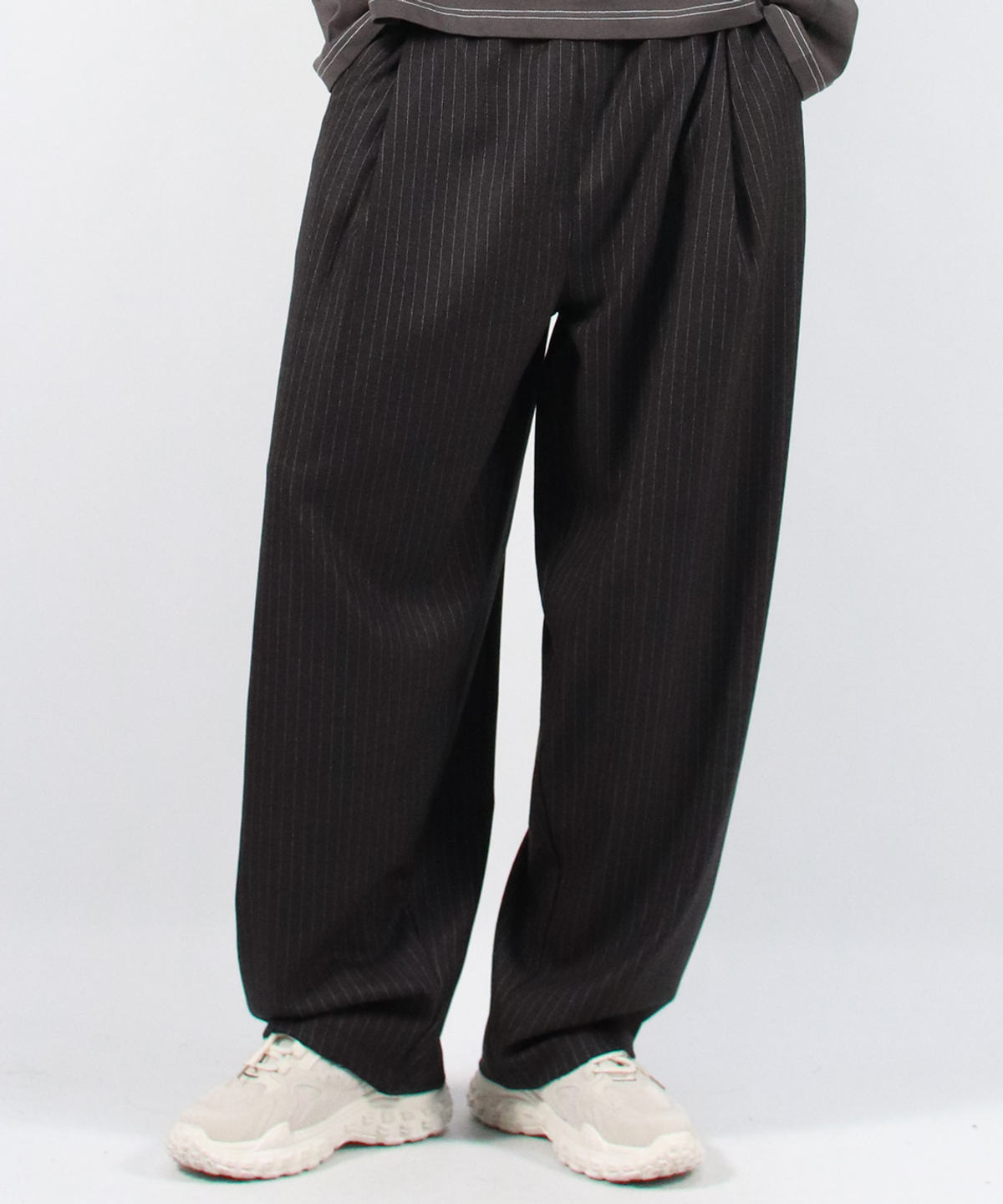 드마크(DEMARC) M STRIPE CHICANO WIDE ONE-TUCK PANTS - deep charcoal