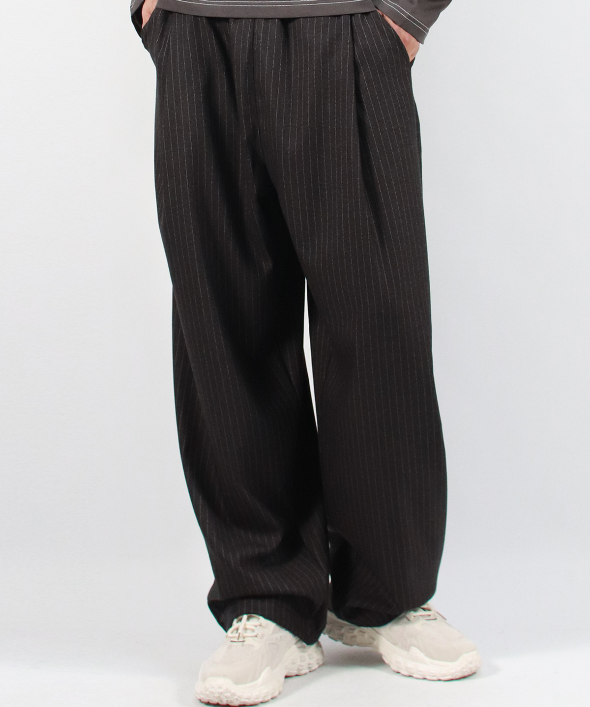 드마크(DEMARC) M STRIPE CHICANO WIDE ONE-TUCK PANTS - deep charcoal