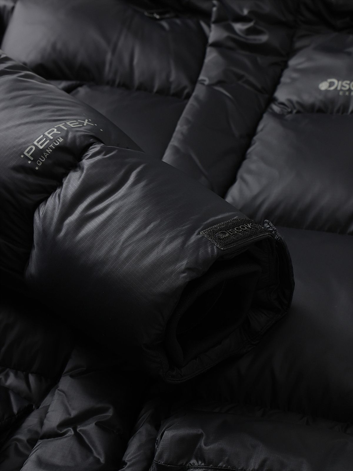 디스커버리 익스페디션(DISCOVERY EXPEDITION) 남성 올버트 퍼텍스 퀀텀 구스다운 미드패딩 (BLACK)