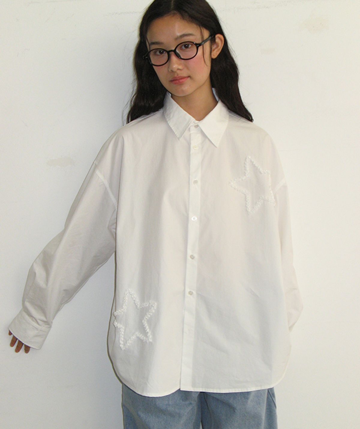 론론(RONRON) STAR EMBROIDERY OVER FIT SHIRT WHITE
