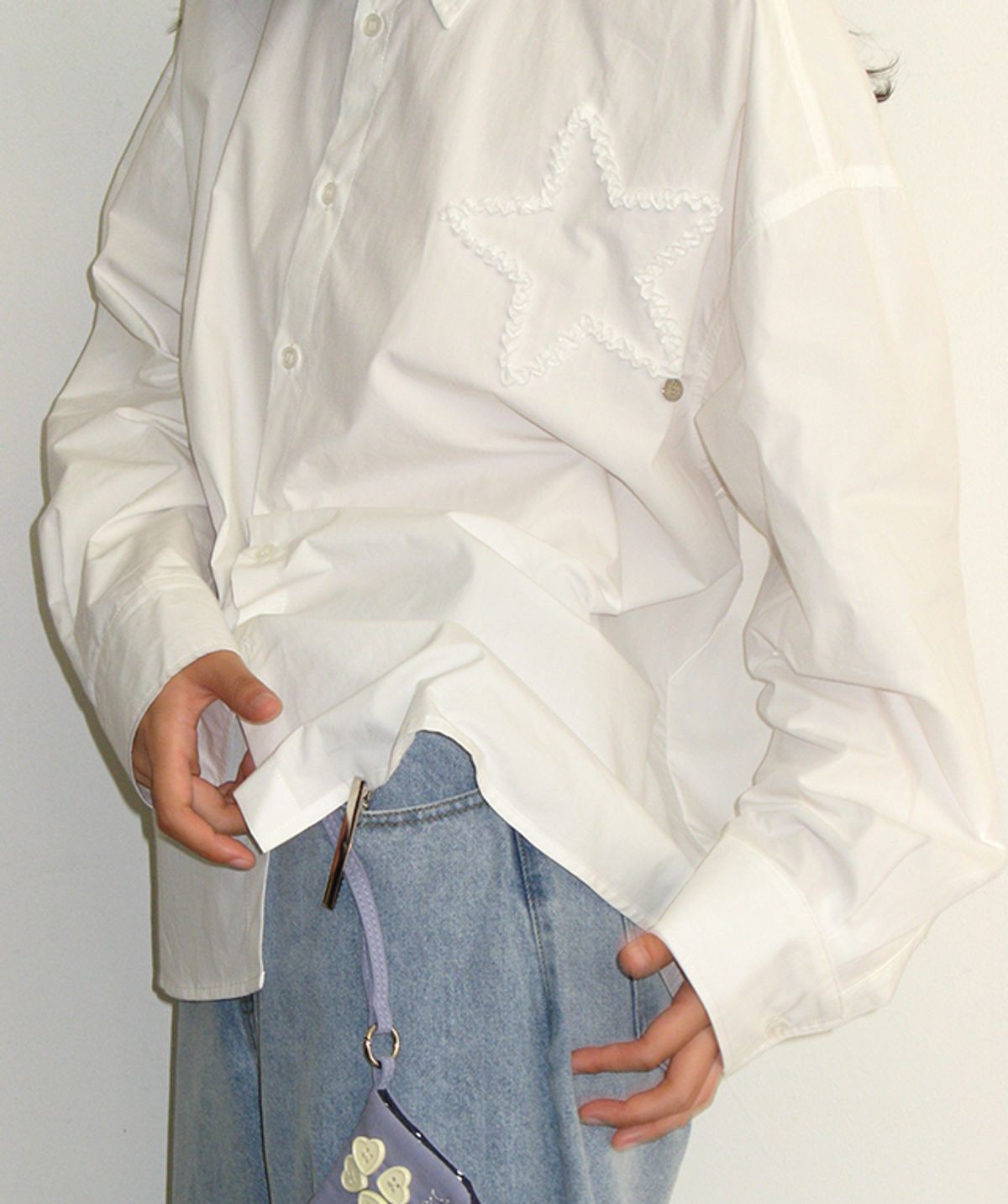 론론(RONRON) STAR EMBROIDERY OVER FIT SHIRT WHITE