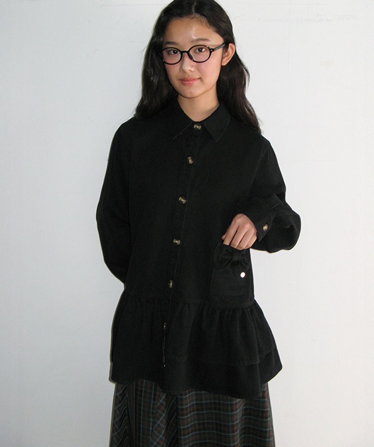 론론(RONRON) RIBBON POCKET FRILL DENIM SHIRT BLACK