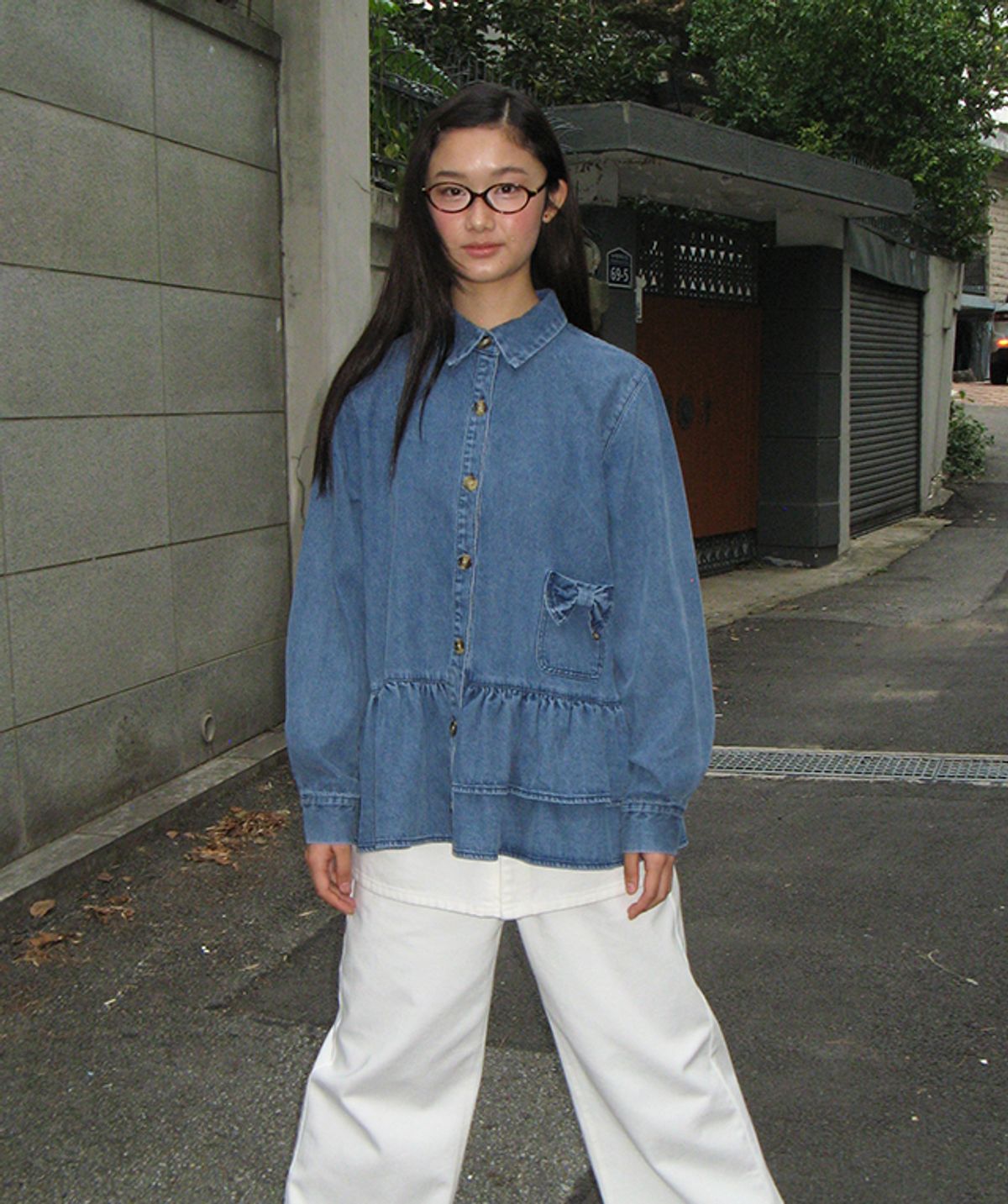 론론(RONRON) RIBBON POCKET FRILL DENIM SHIRT BLUE