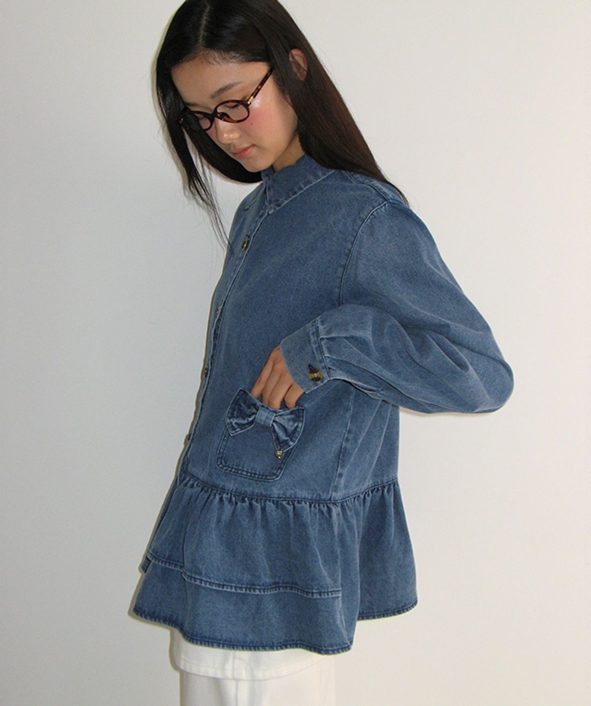론론(RONRON) RIBBON POCKET FRILL DENIM SHIRT BLUE
