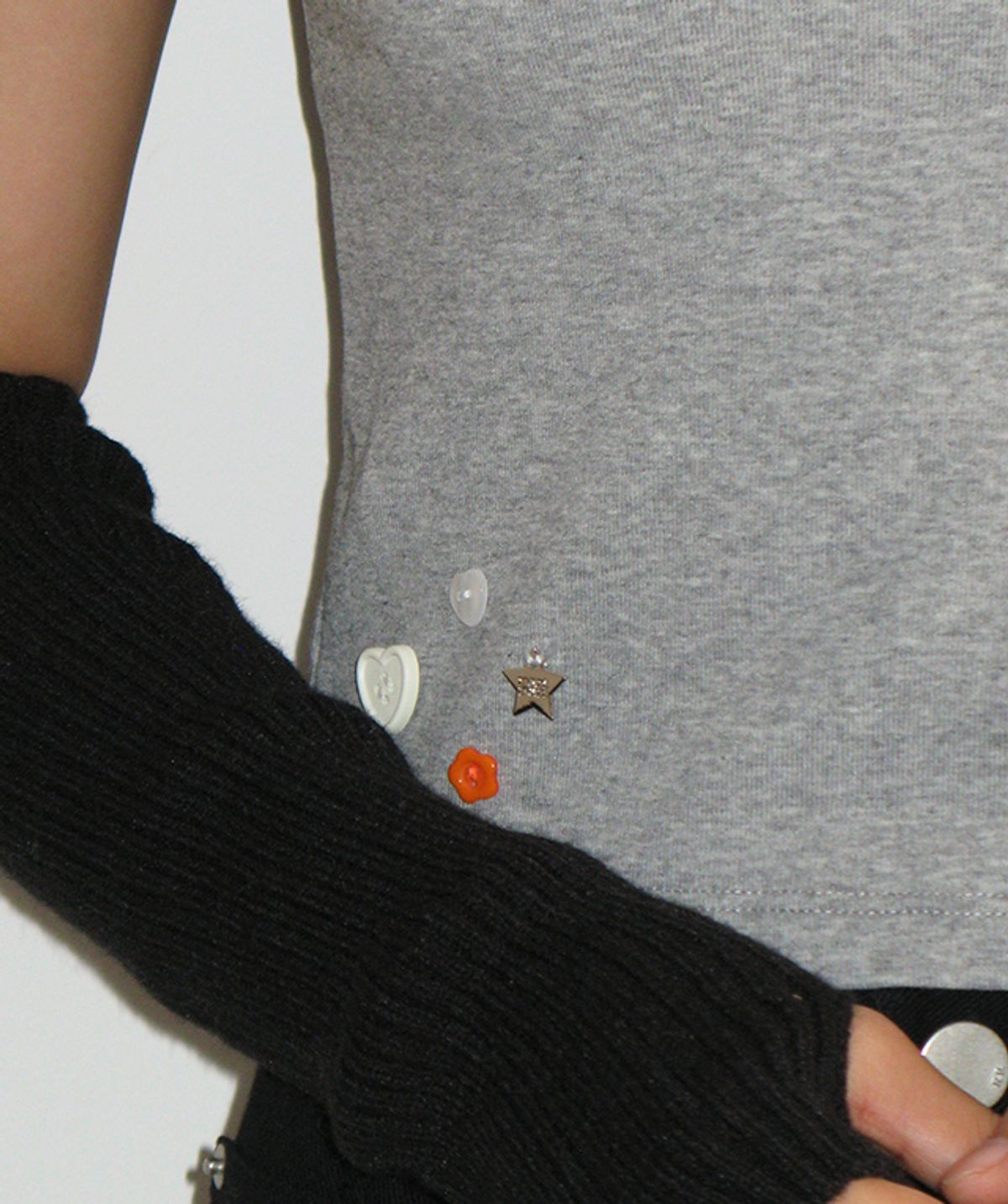 론론(RONRON) MINI BUTTON SLIM FIT T SHIRT GREY
