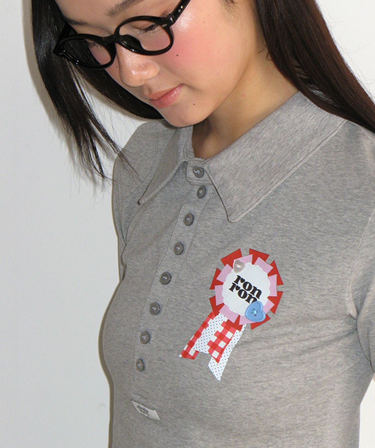 론론(RONRON) ROSETTE BUTTON HENRYNECK LONG SLEEVE GREY