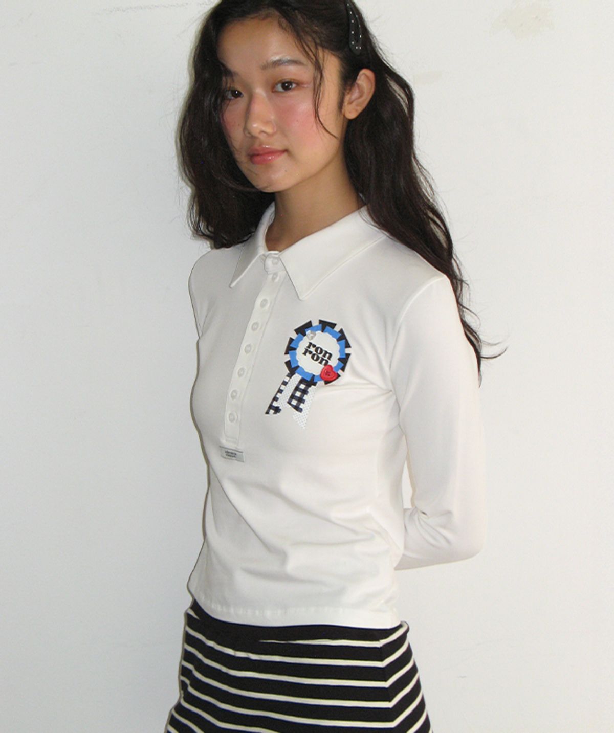 론론(RONRON) ROSETTE BUTTON HENRYNECK LONG SLEEVE WHITE