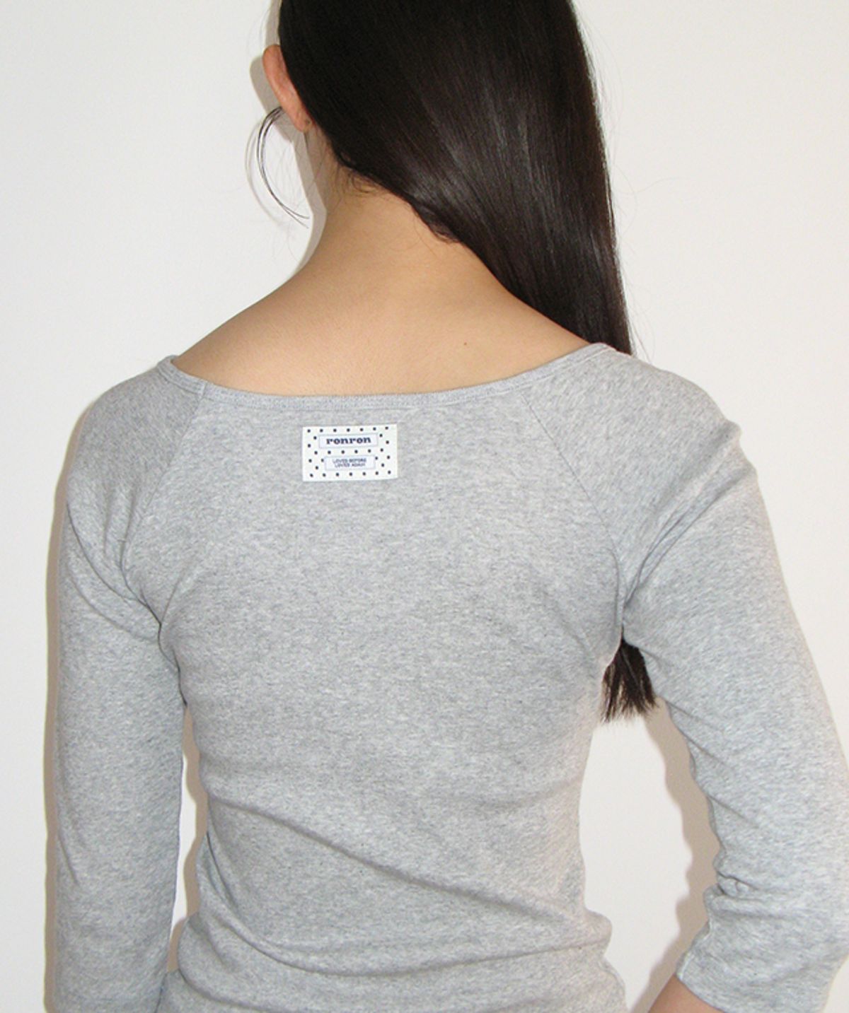 론론(RONRON) MINI POCKET V NECK T SHIRT GREY