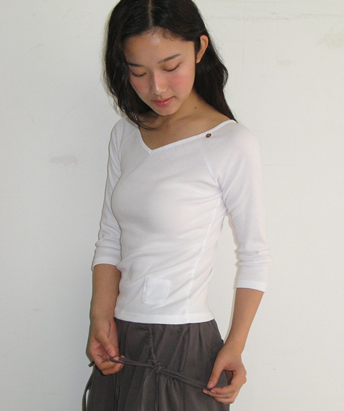 론론(RONRON) MINI POCKET V NECK T SHIRT WHITE