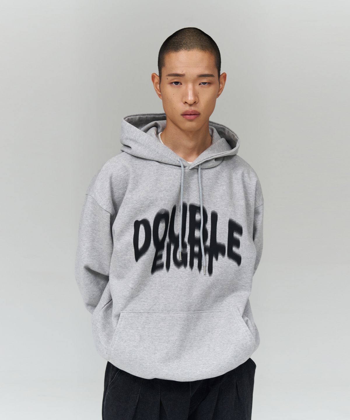 더블에잇(DOUBLE EIGHT) 스프레이 로고 후드 (그레이)