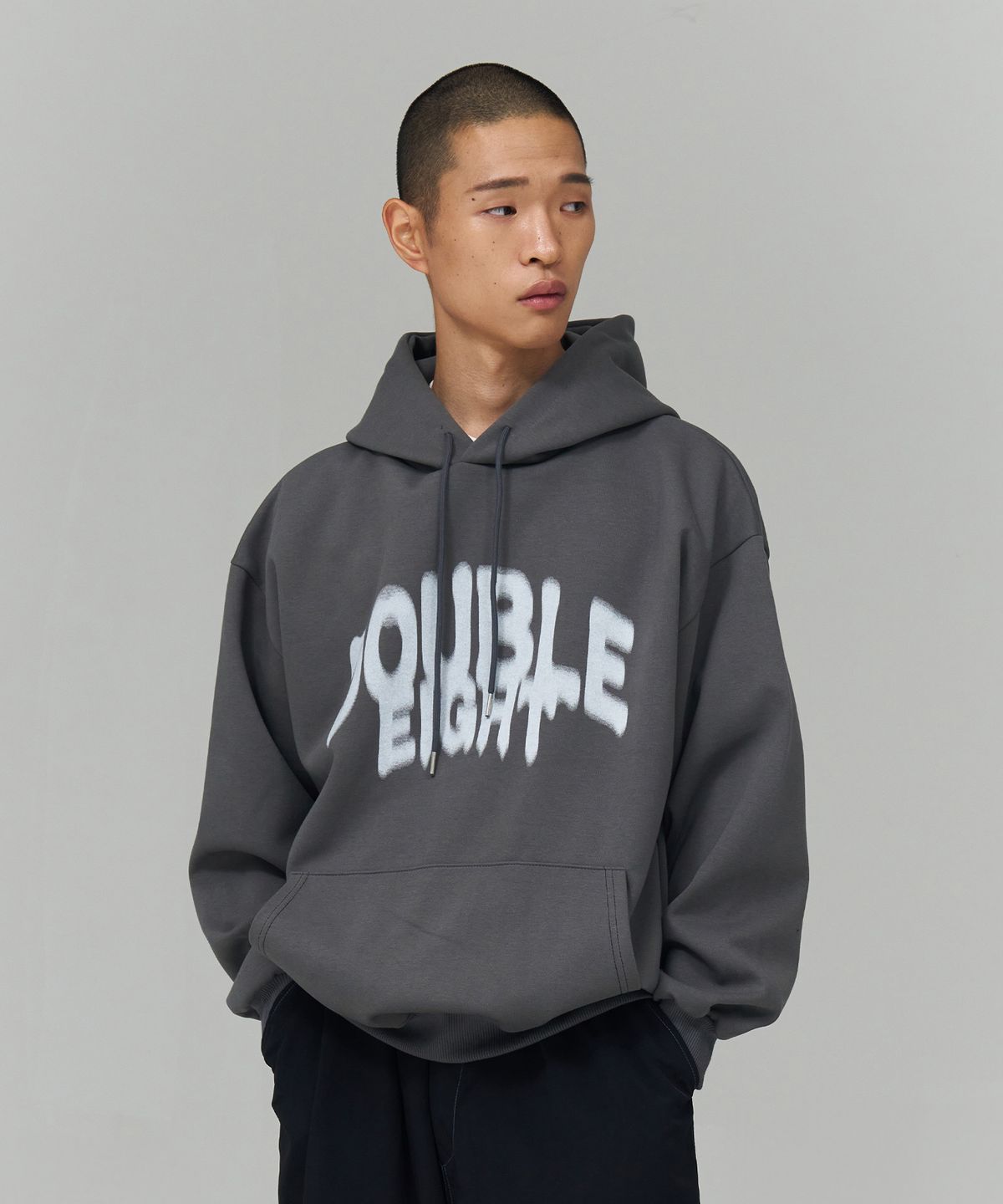더블에잇(DOUBLE EIGHT) 스프레이 로고 후드 (차콜)
