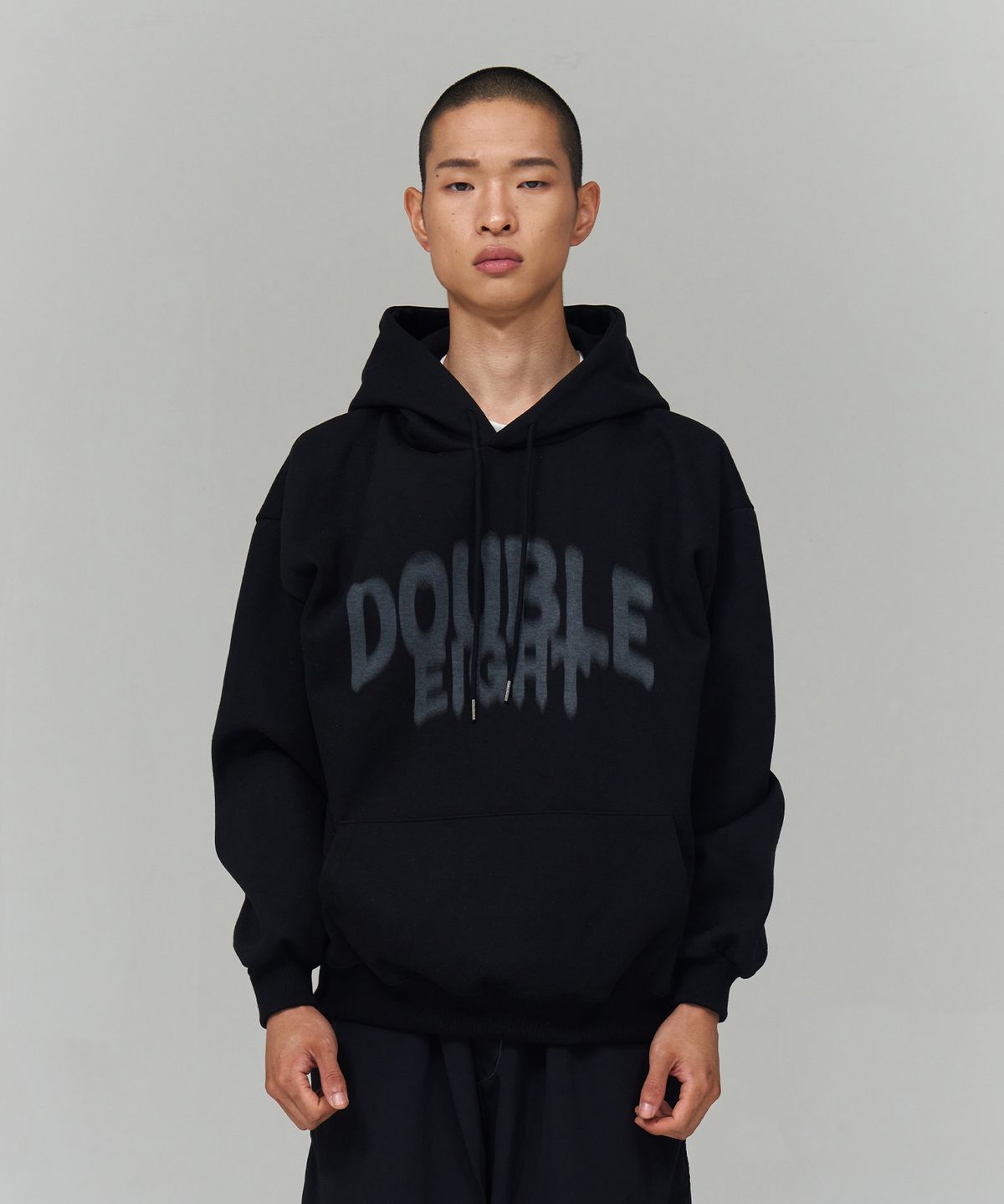 더블에잇(DOUBLE EIGHT) 스프레이 로고 후드 (블랙)