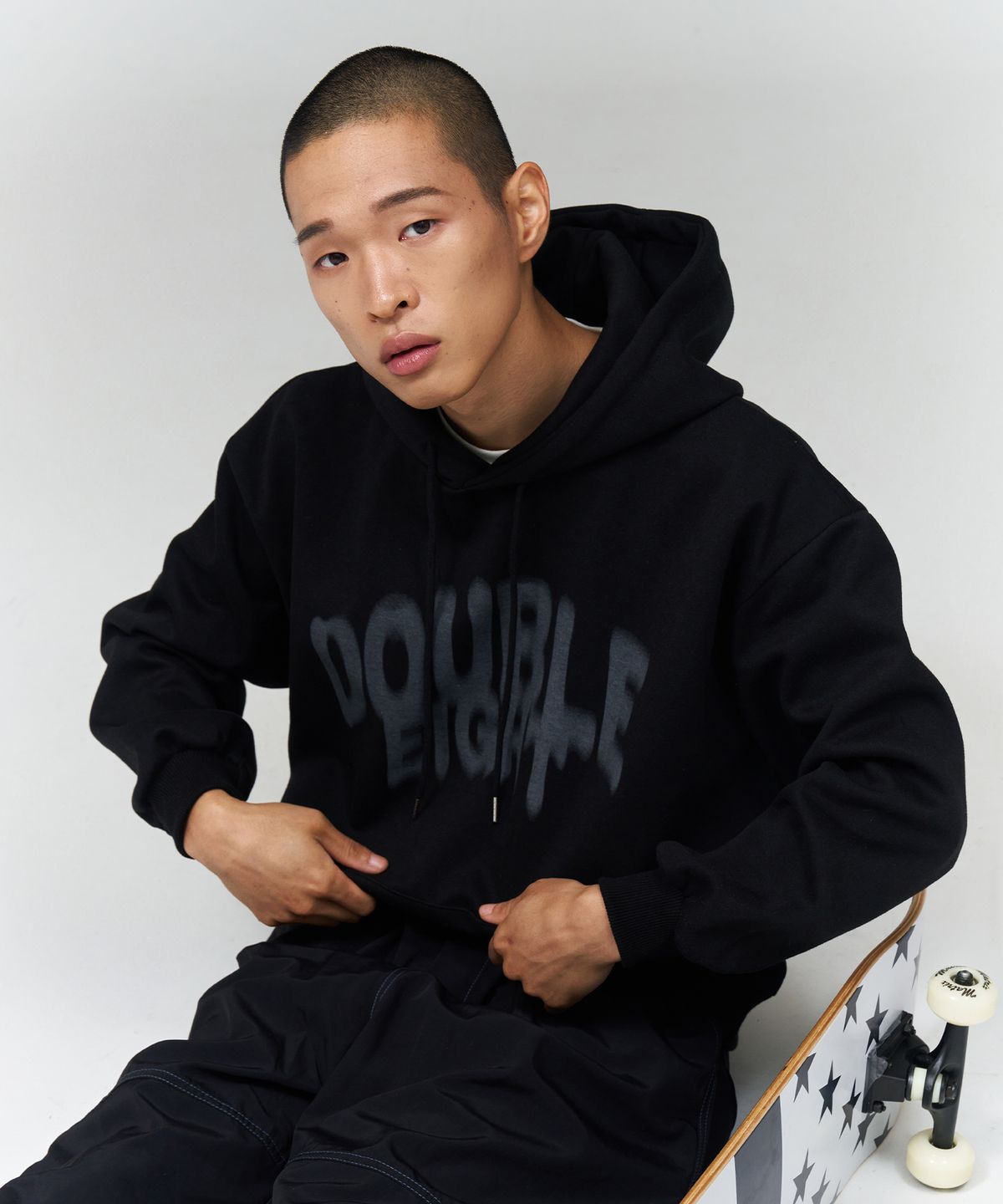 더블에잇(DOUBLE EIGHT) 스프레이 로고 후드 (블랙)