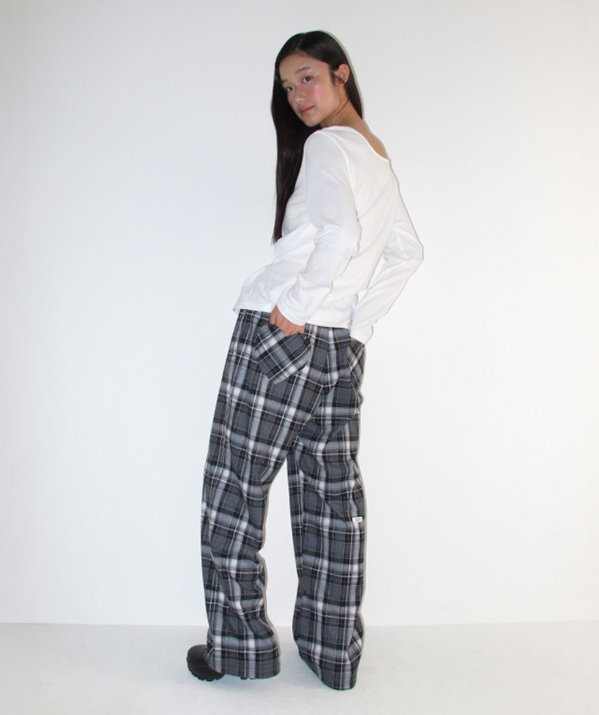 론론(RONRON) BACK HEART POCKET CHECK PANTS BLACK