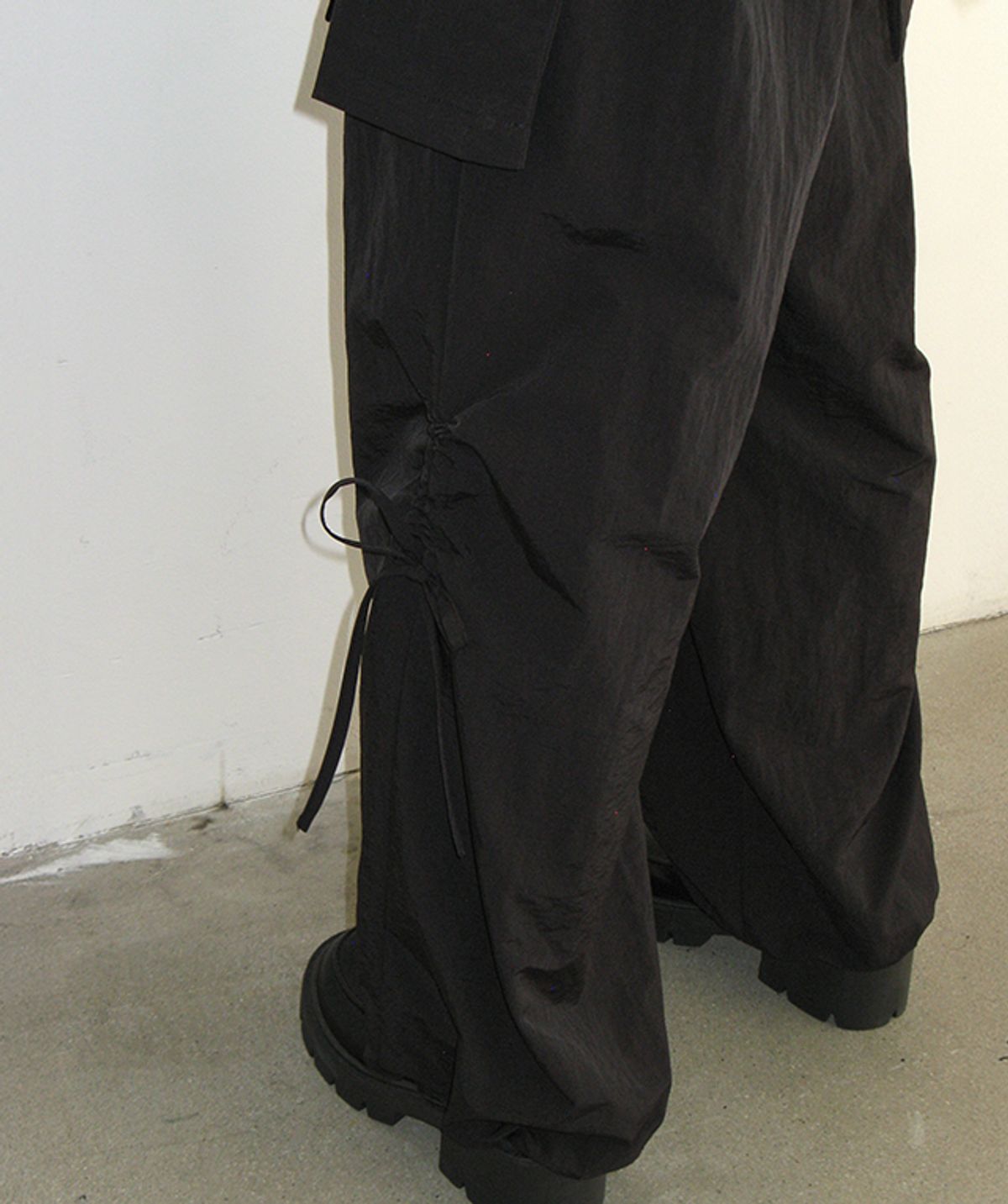 론론(RONRON) HEART ZIP POCKET WRAP PANTS BLACK