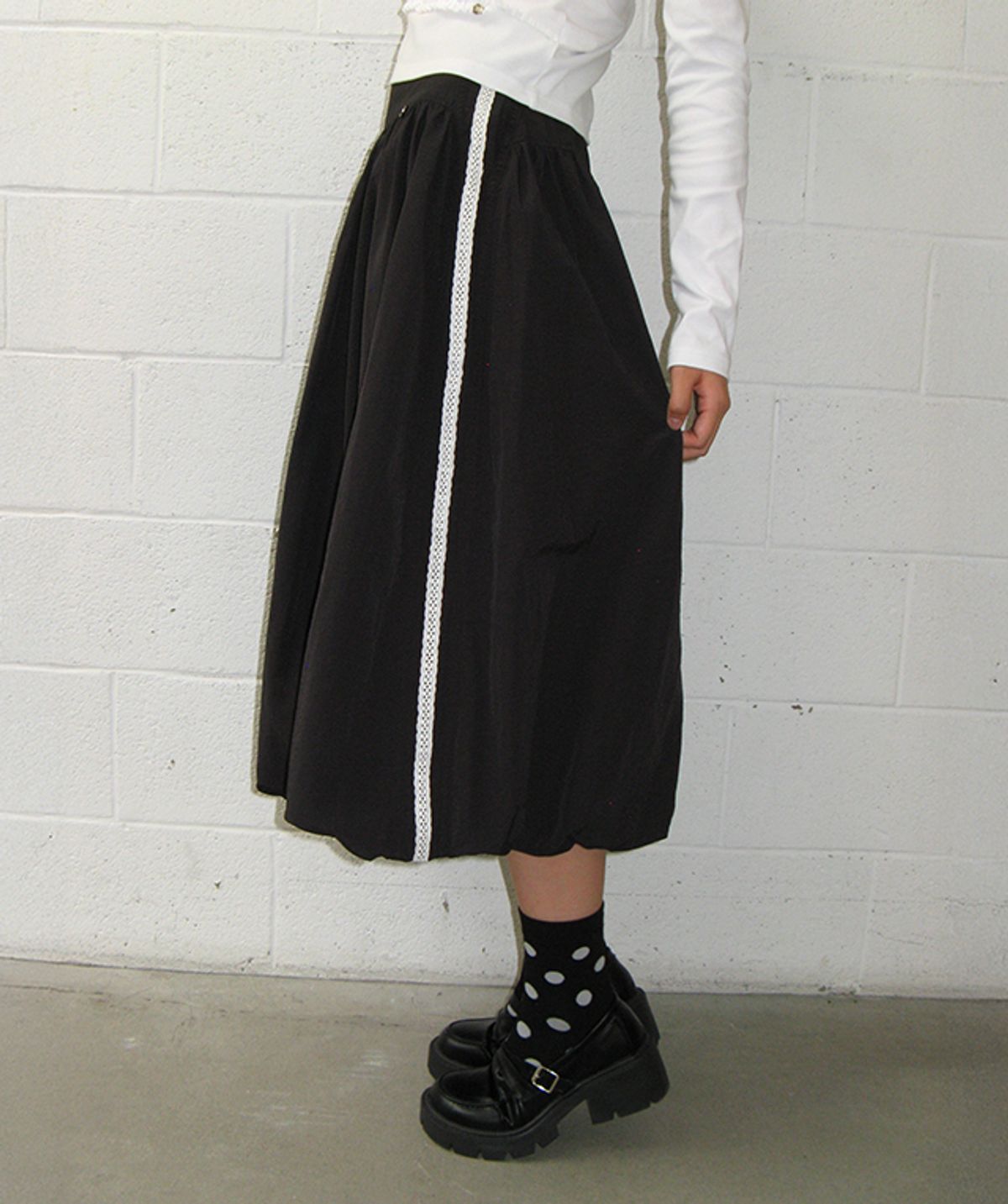 론론(RONRON) LACE TRIM SMOKED PUMPKIN MIDI SKIRT BLACK