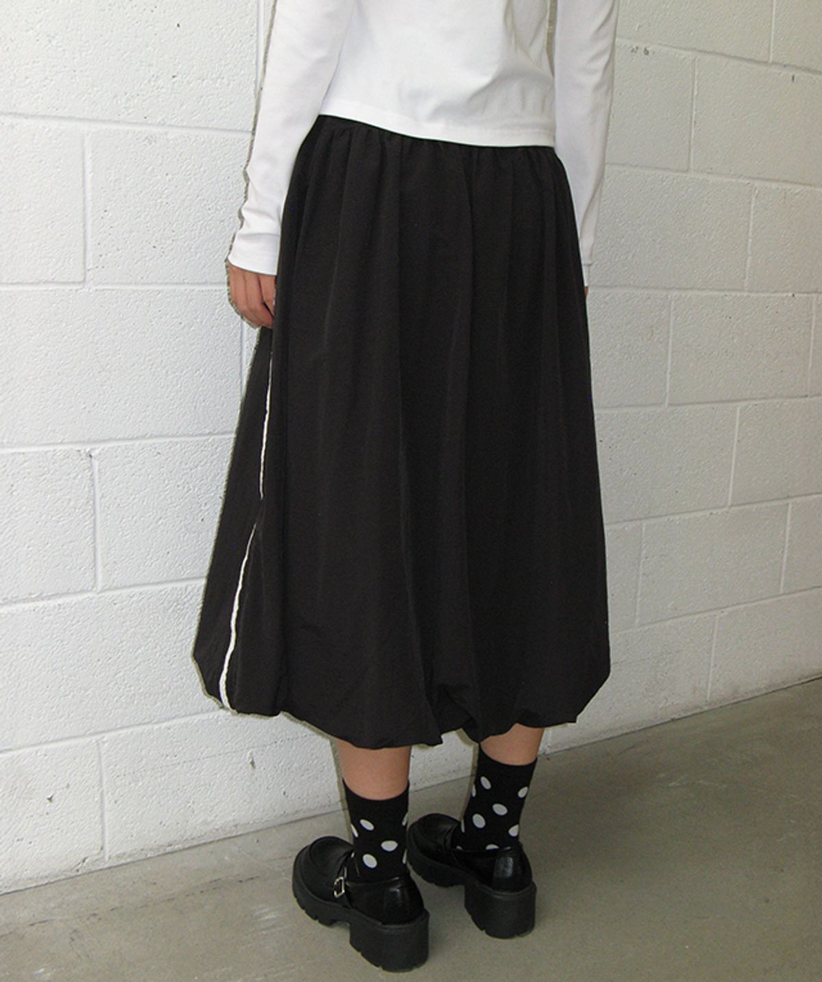 론론(RONRON) LACE TRIM SMOKED PUMPKIN MIDI SKIRT BLACK