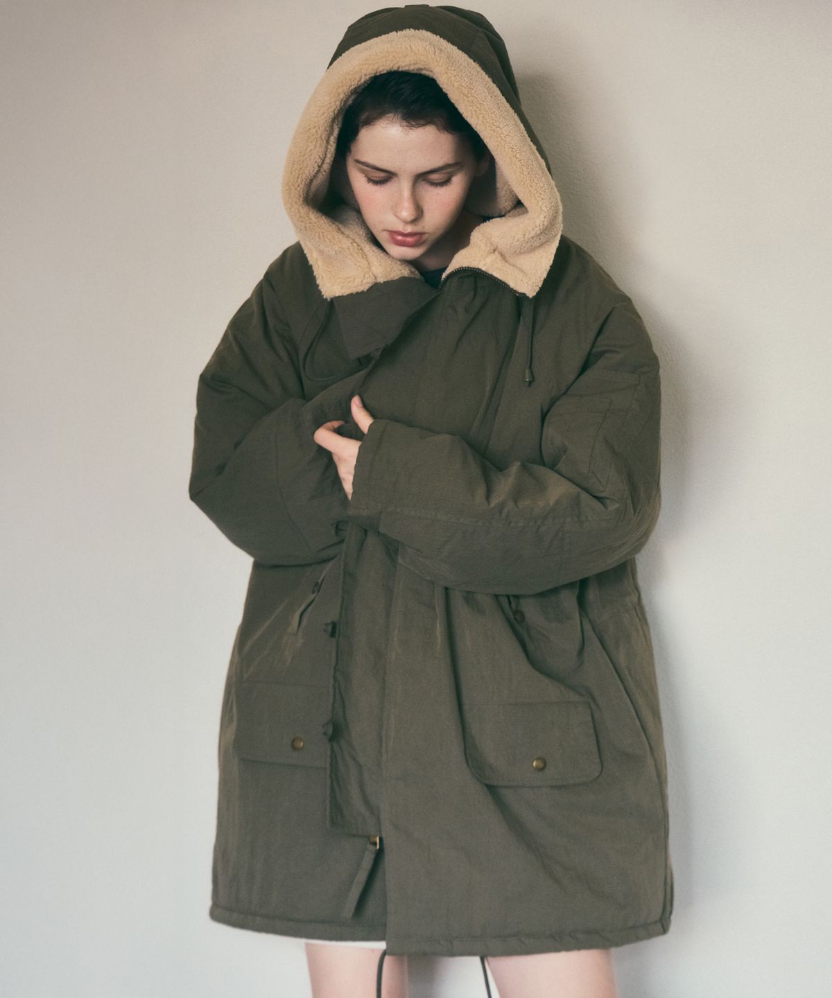 웬즈데이오아시스 포 우먼(WEDNESDAYOASISFORWOMEN) N-3B 피쉬테일 플라이트 덤블 패딩 야상 코트_KHAKI(WC25-OT05)