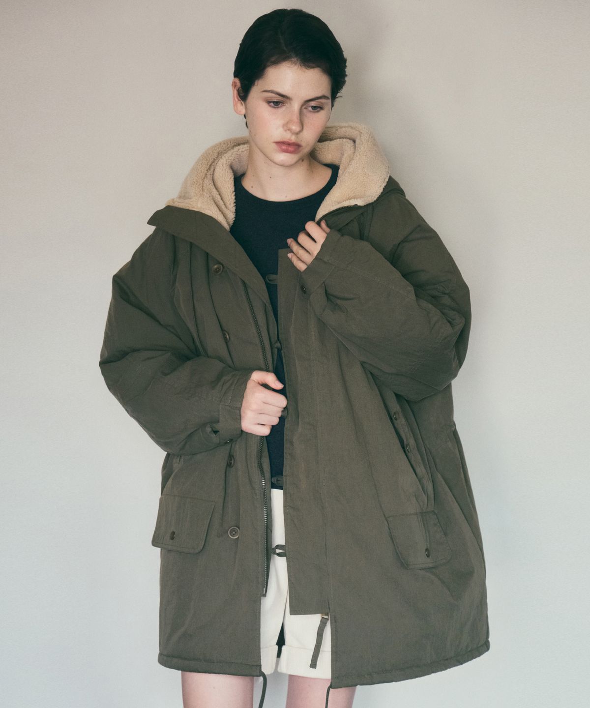 웬즈데이오아시스 포 우먼(WEDNESDAYOASISFORWOMEN) N-3B 피쉬테일 플라이트 덤블 패딩 야상 코트_KHAKI(WC25-OT05)