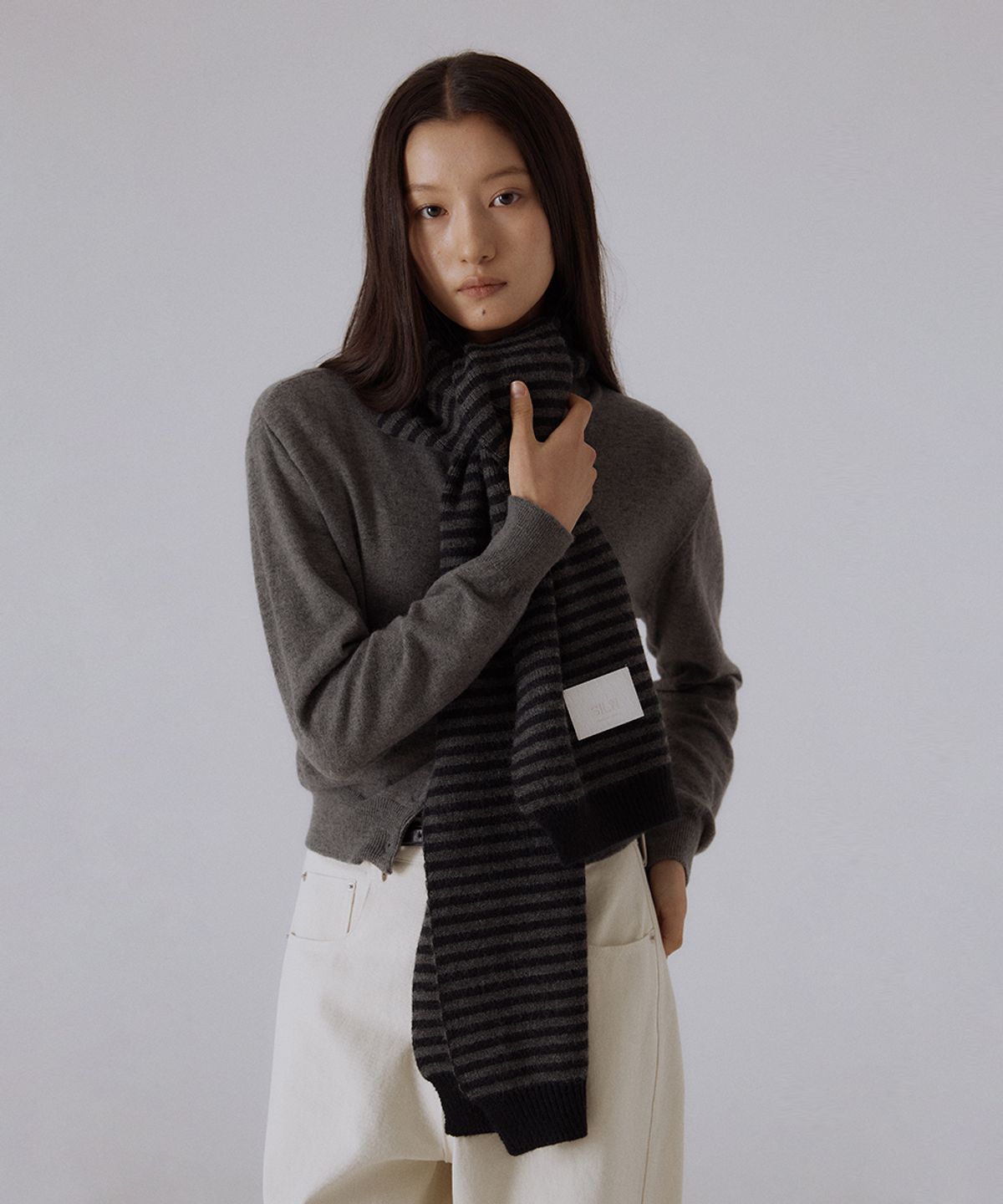 실른(SILN) Linea stripe knit muffler (CHARCOAL/BLACK)
