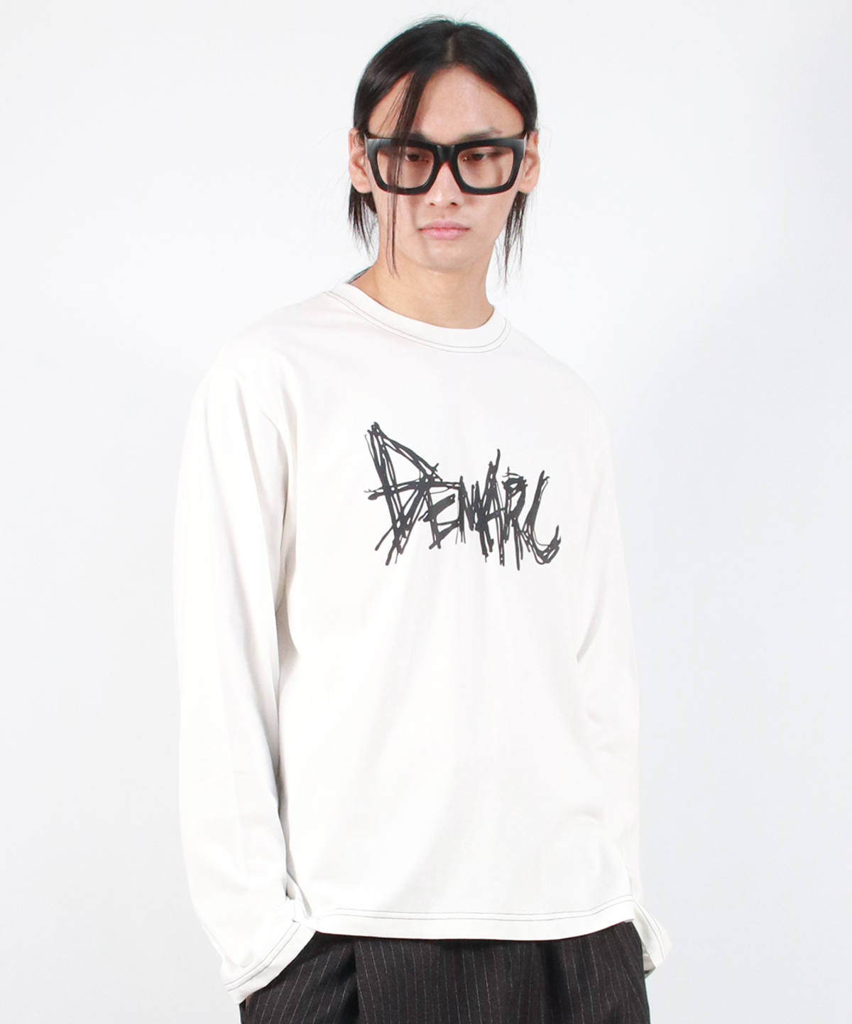 드마크(DEMARC) M GRAFFITI LOGO TEXT BOXY LONG SLEEVE - White