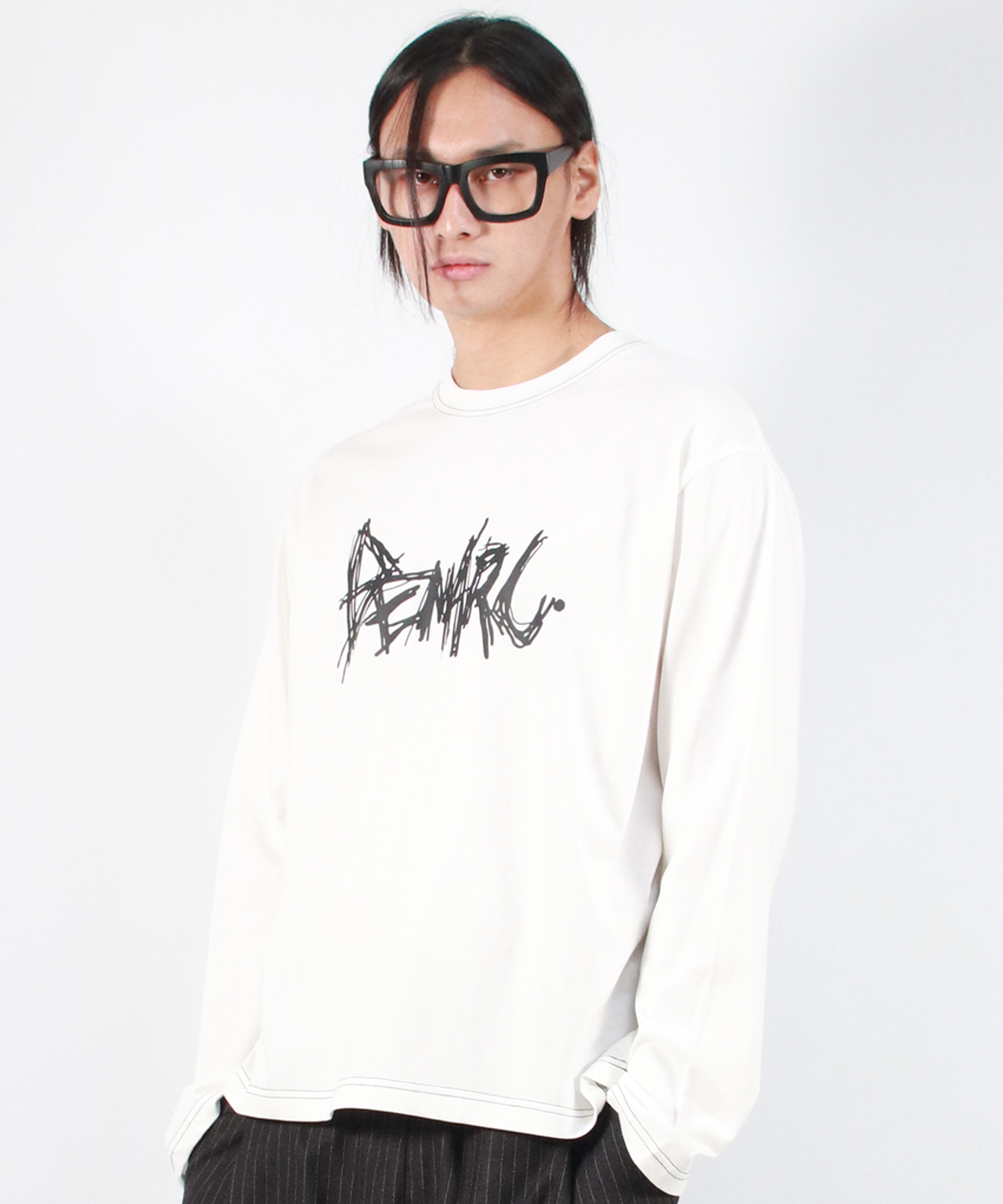 드마크(DEMARC) M GRAFFITI LOGO TEXT BOXY LONG SLEEVE - White