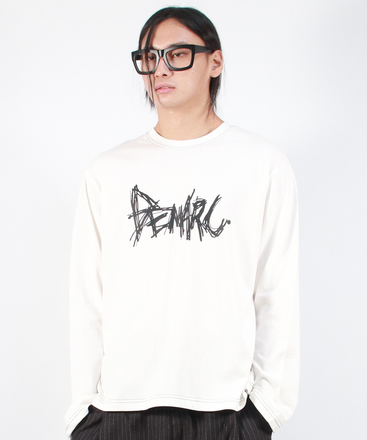 드마크(DEMARC) M GRAFFITI LOGO TEXT BOXY LONG SLEEVE - White