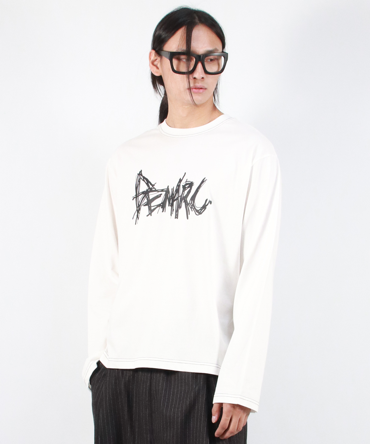 드마크(DEMARC) M GRAFFITI LOGO TEXT BOXY LONG SLEEVE - White