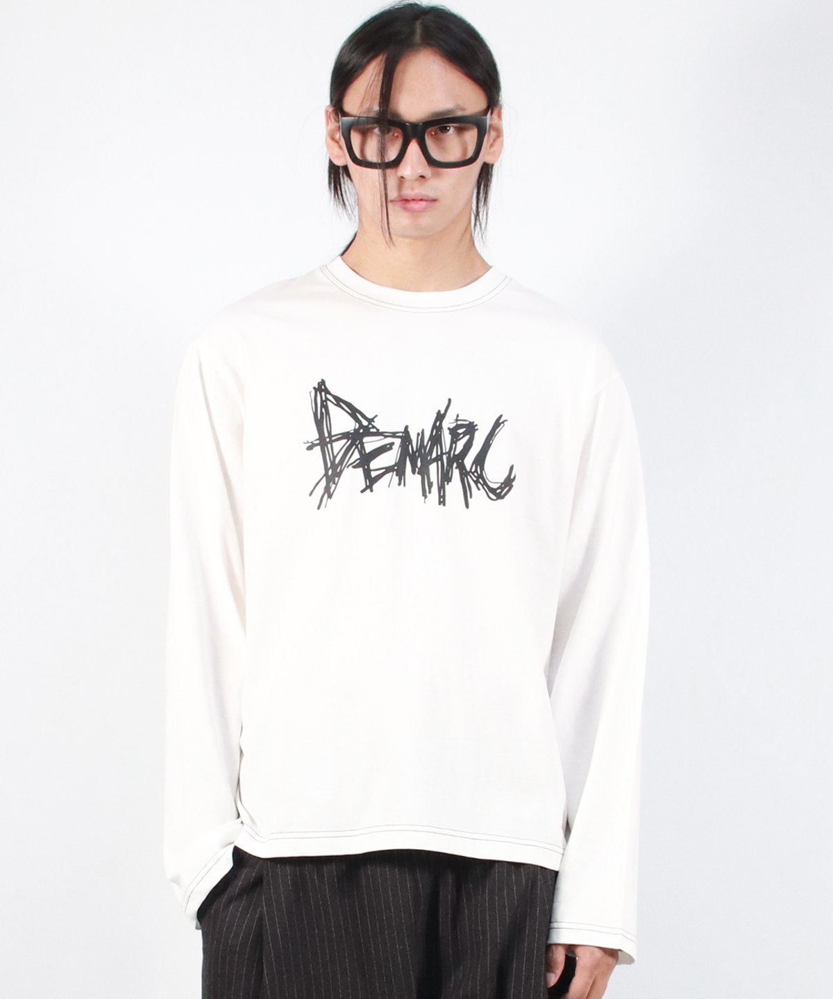 드마크(DEMARC) M GRAFFITI LOGO TEXT BOXY LONG SLEEVE - White