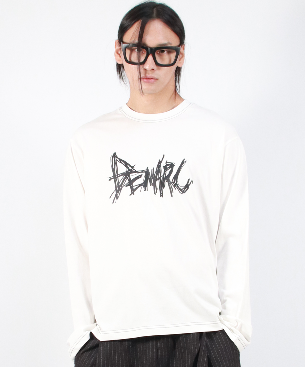 드마크(DEMARC) M GRAFFITI LOGO TEXT BOXY LONG SLEEVE - White
