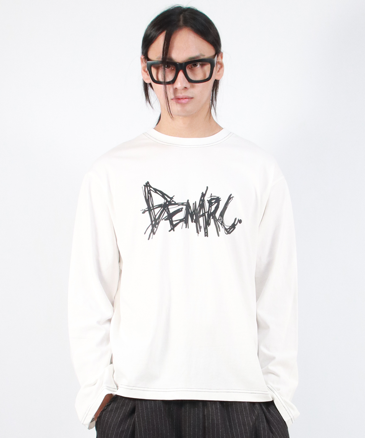 드마크(DEMARC) M GRAFFITI LOGO TEXT BOXY LONG SLEEVE - White
