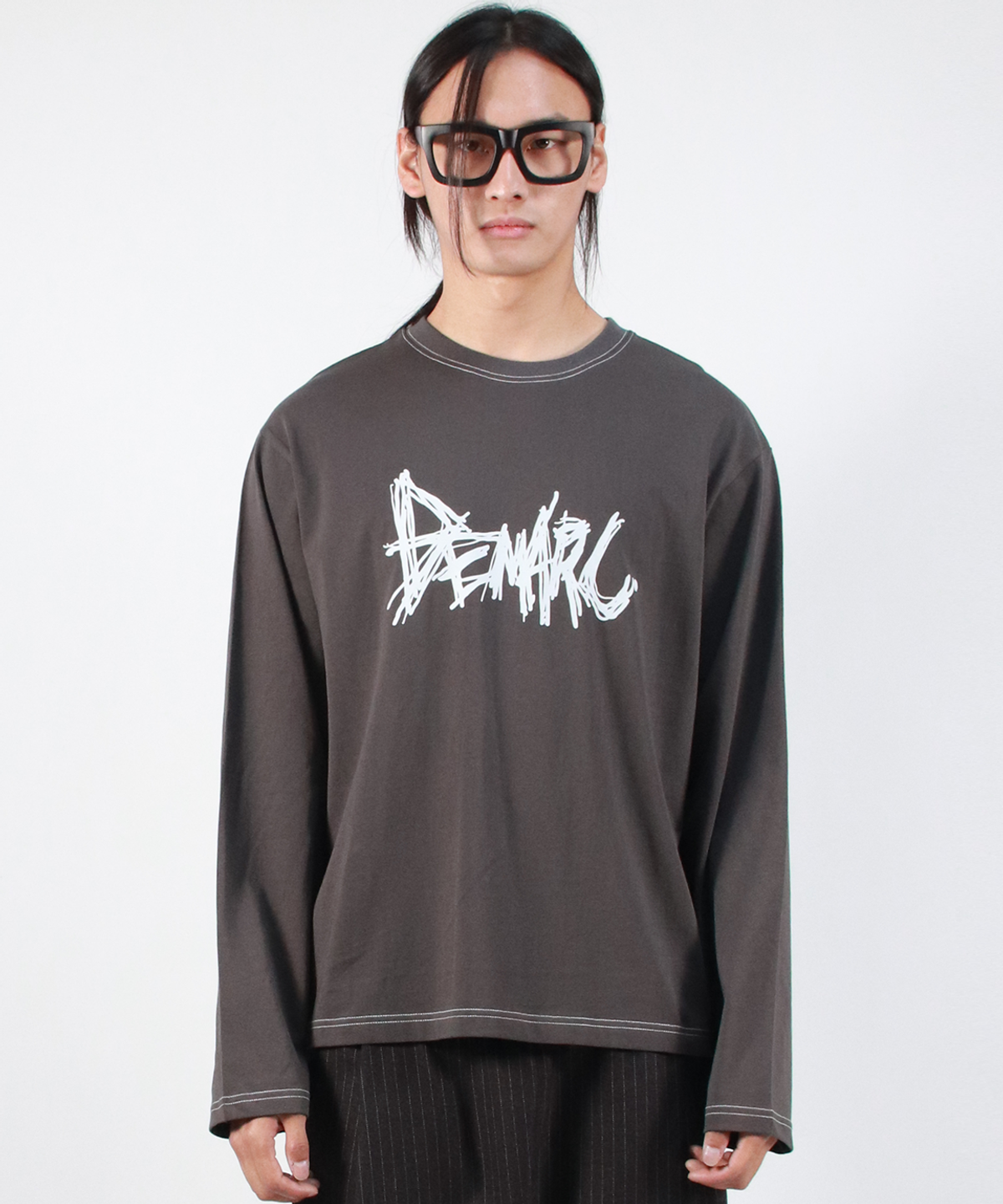 드마크(DEMARC) M GRAFFITI LOGO TEXT BOXY LONG SLEEVE - Charcoal