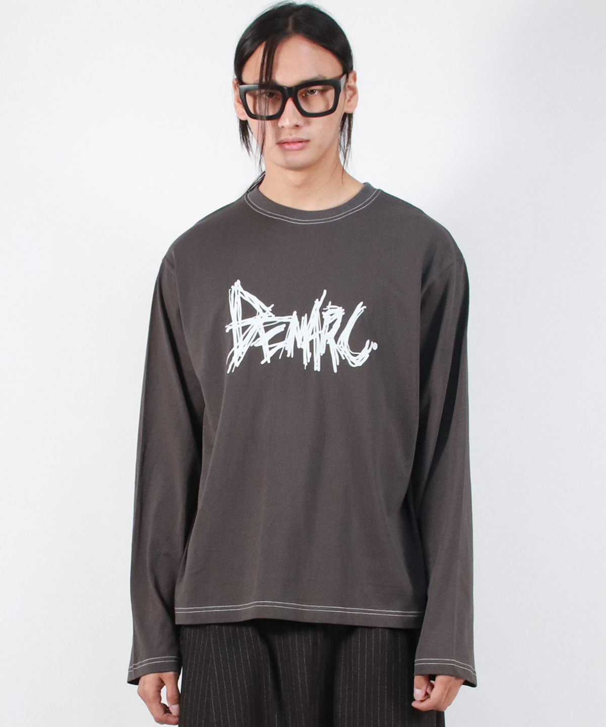 드마크(DEMARC) M GRAFFITI LOGO TEXT BOXY LONG SLEEVE - Charcoal
