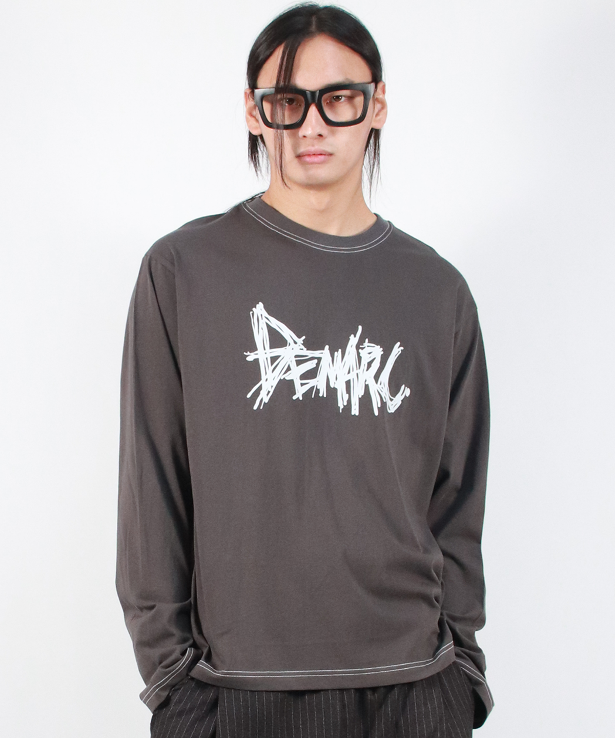 드마크(DEMARC) M GRAFFITI LOGO TEXT BOXY LONG SLEEVE - Charcoal