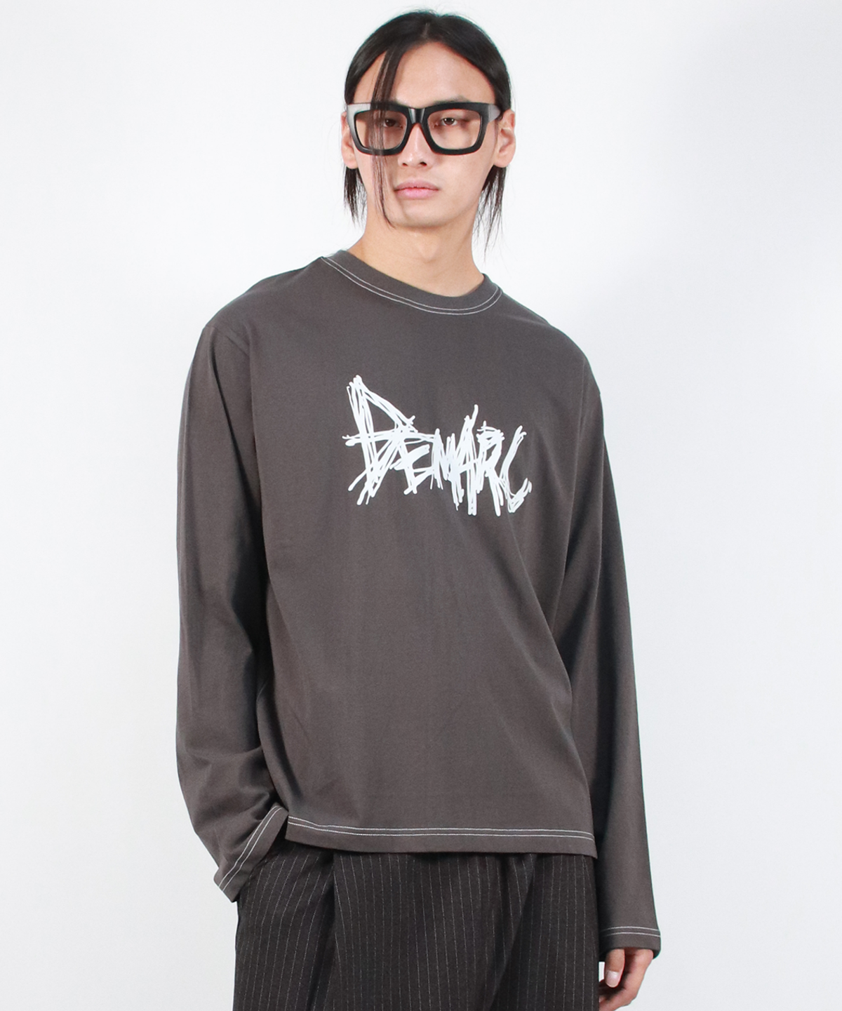 드마크(DEMARC) M GRAFFITI LOGO TEXT BOXY LONG SLEEVE - Charcoal