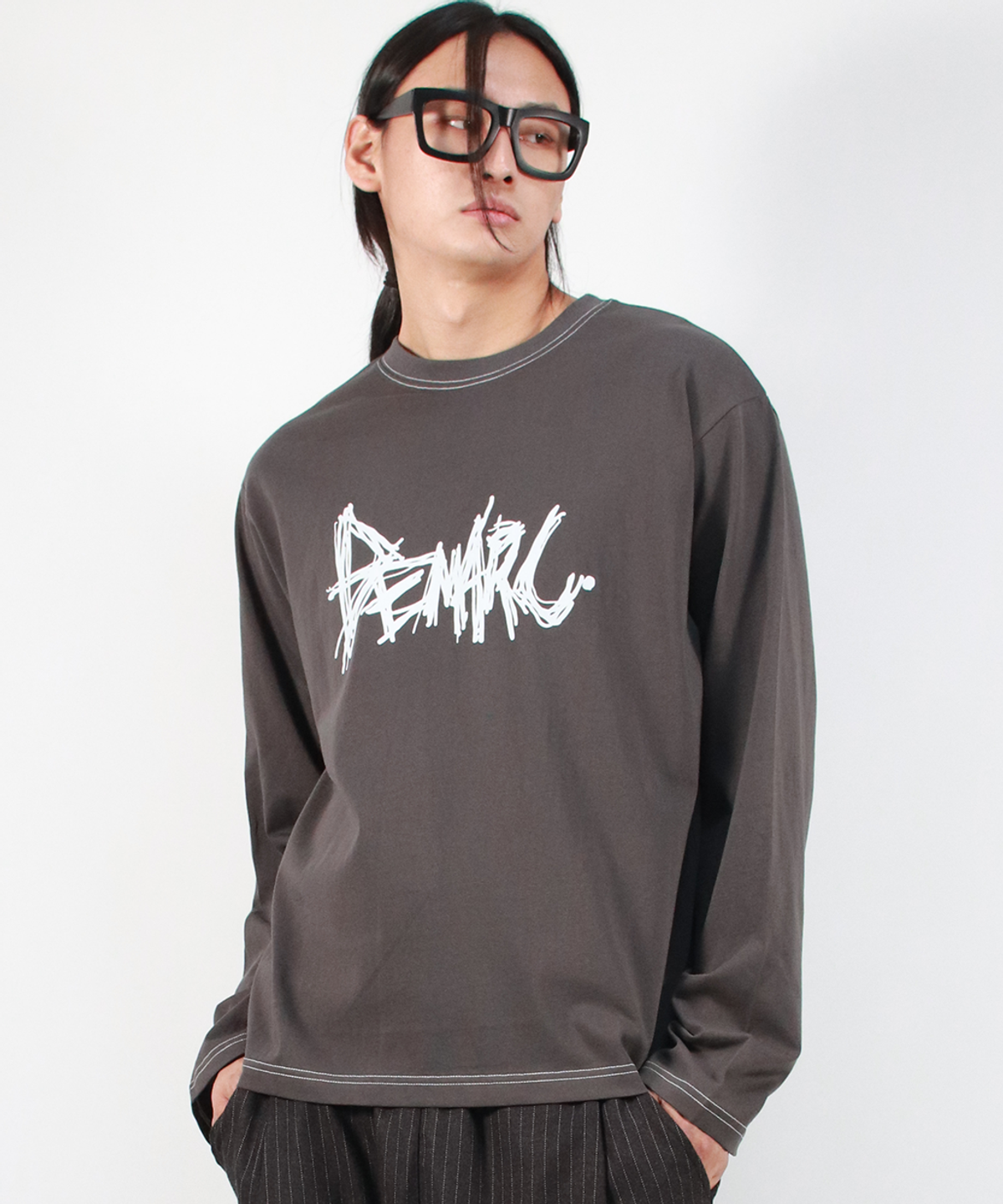 드마크(DEMARC) M GRAFFITI LOGO TEXT BOXY LONG SLEEVE - Charcoal